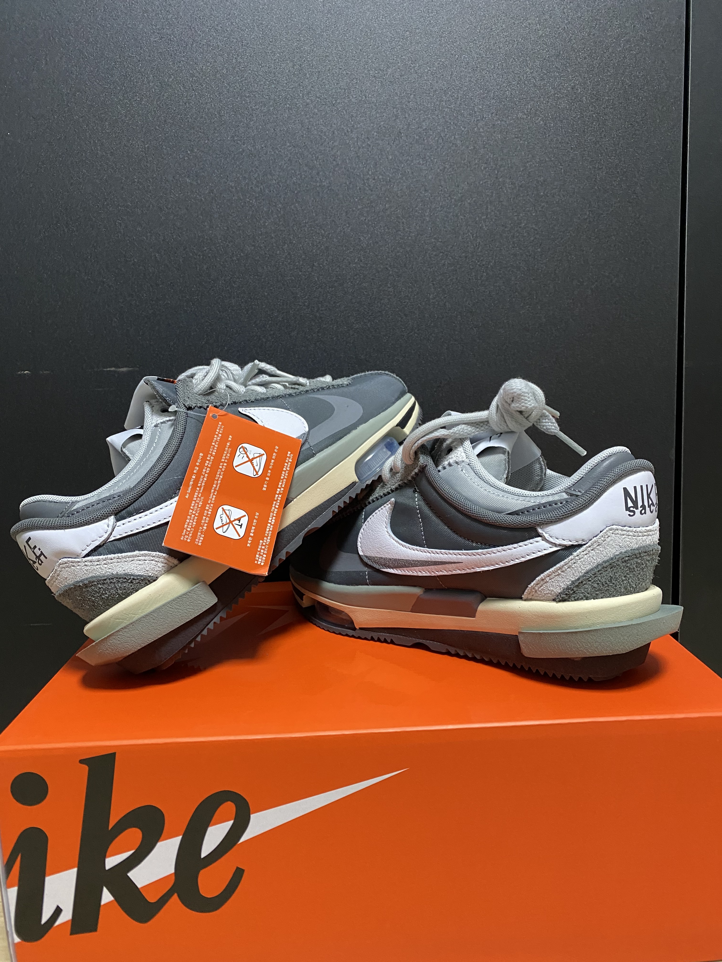 Jordan 1 x Travis Scott Retro Low OG SP Sail and Ridgerock, Nike x Sacai Zoom Cortez SP Iron Grey 착용 스타일 - 2