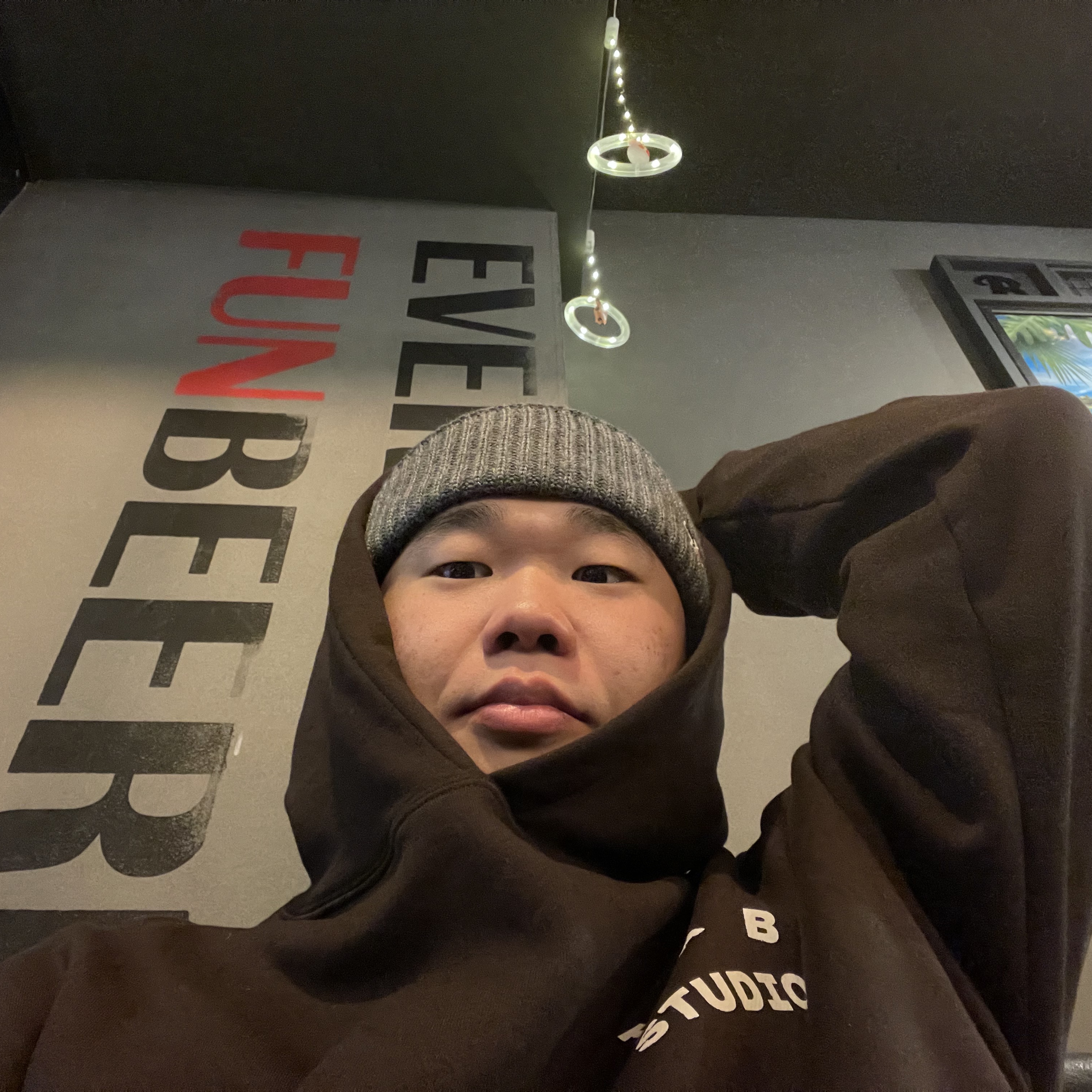 Maison Kitsune Tricolor Fox Patch Ribbed Beanie Grey Melange, IAB Studio Hoodie Brown 착용 스타일 - 1