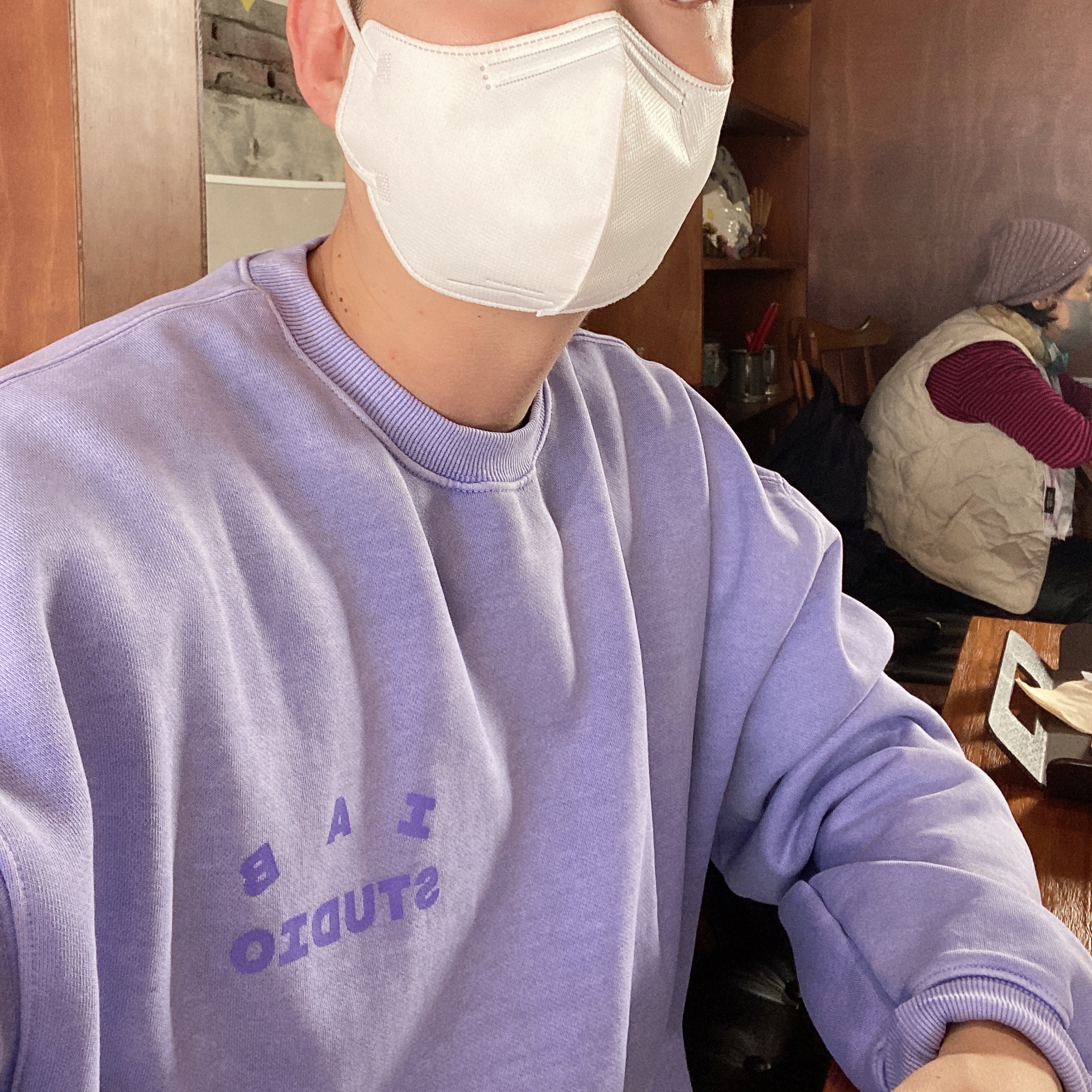 IAB Studio Pigment Sweatshirt & Mini Bag Lavender 착용 스타일