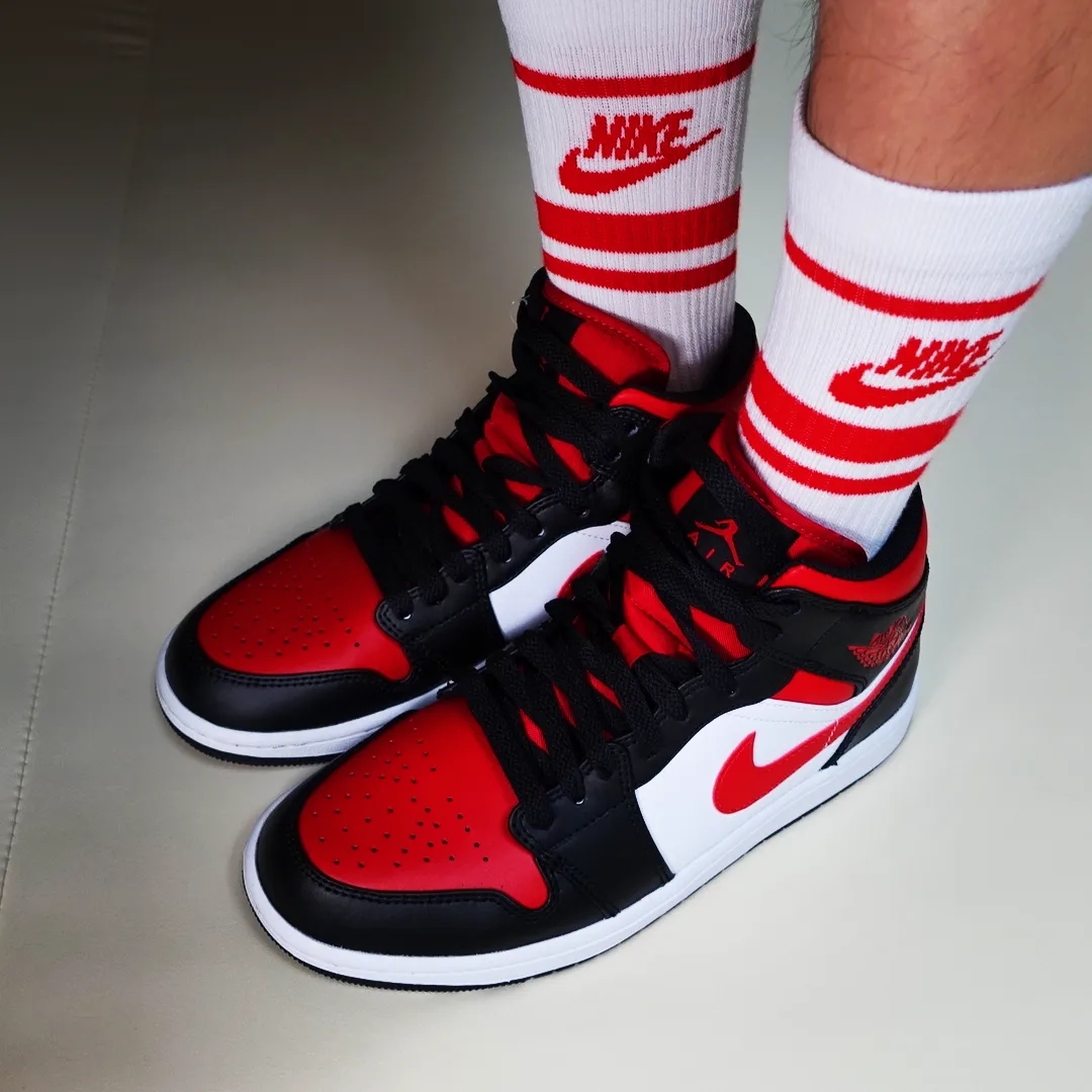 Jordan 1 Mid Black Fire Red 착용 스타일 - 2