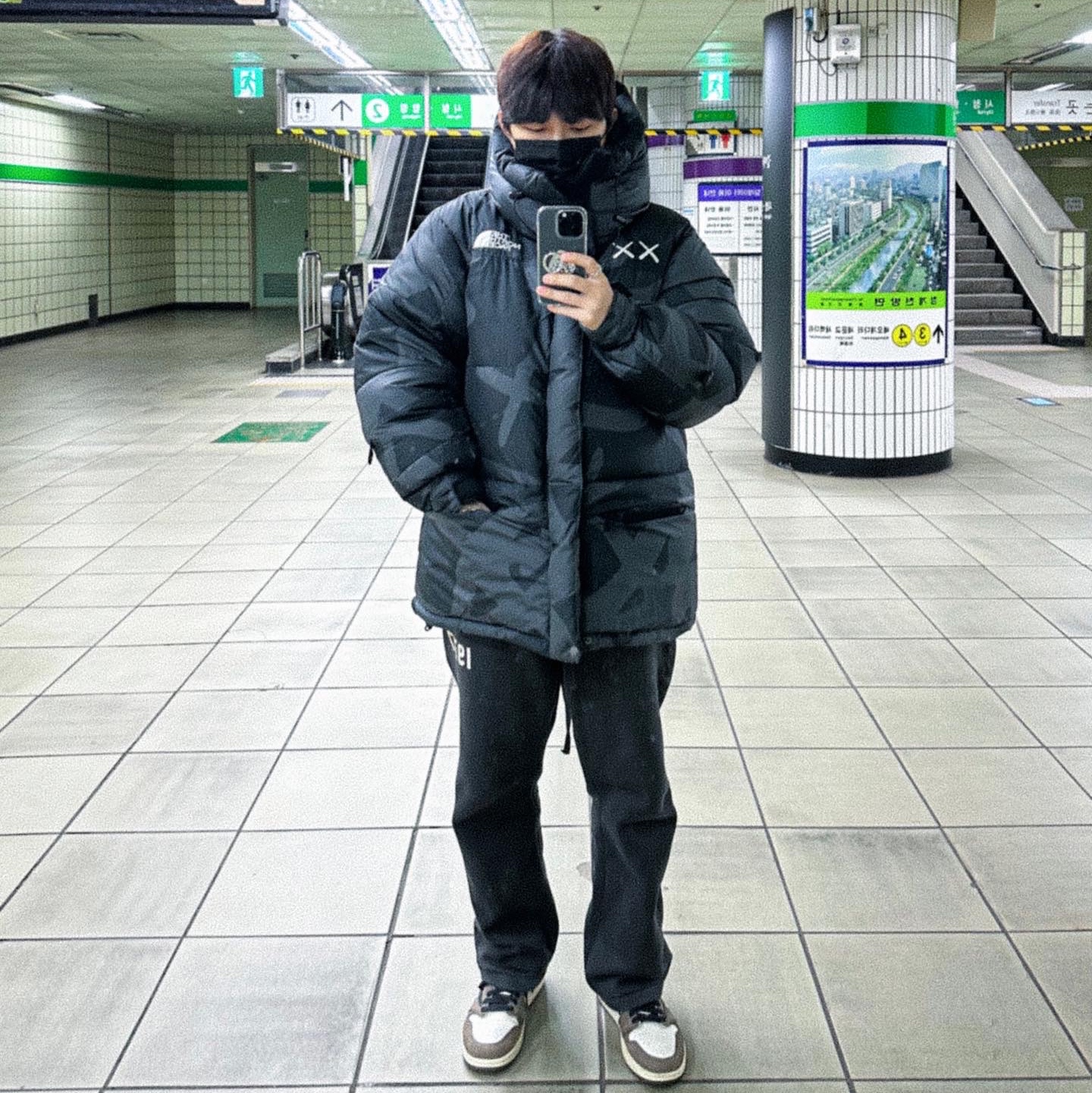 The North Face x Kaws Retro 1994 Himalayan Parka Black Print - 22FW, Essentials 1977 Relaxed Sweatpants Iron - 22SS 착용 스타일 - 2