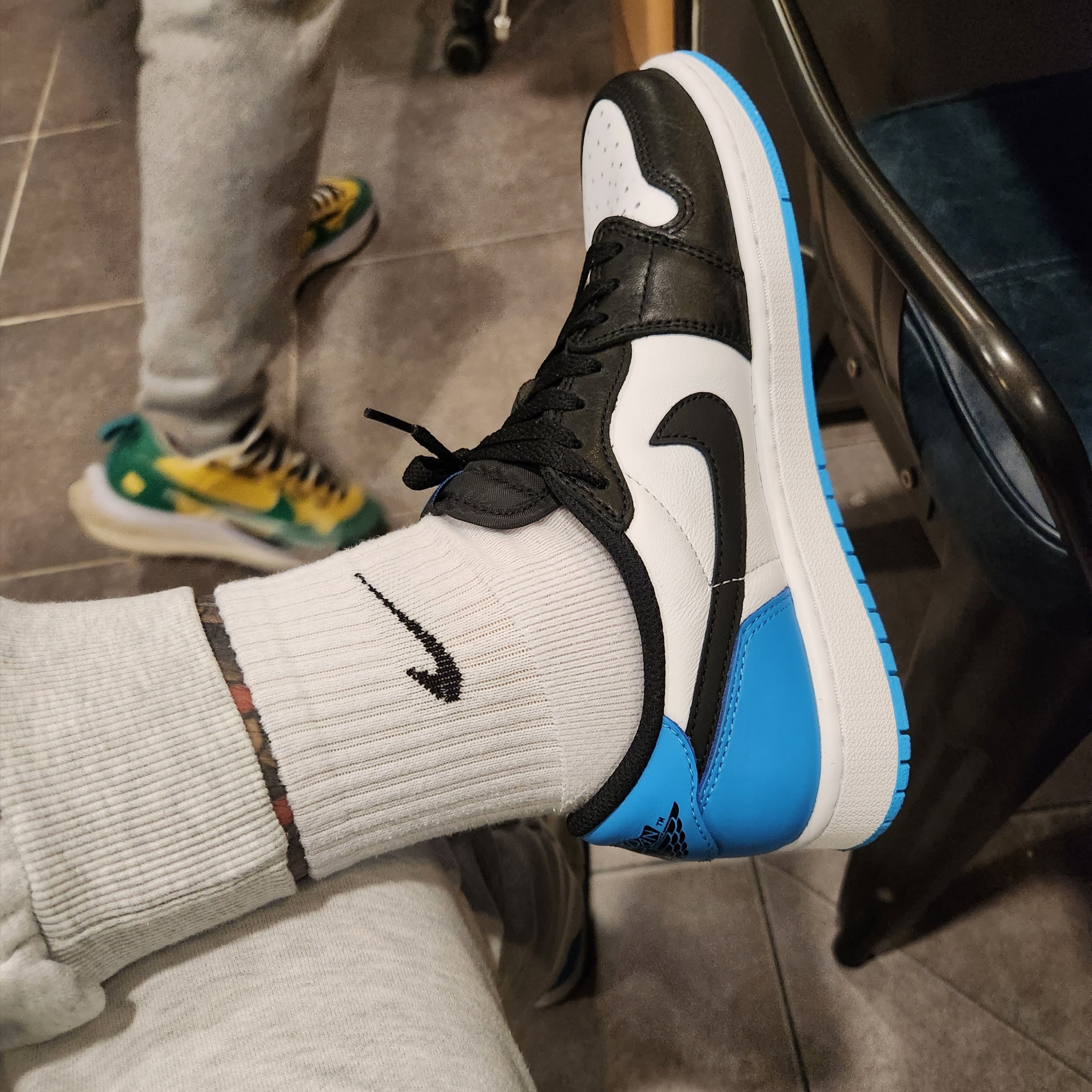 Jordan 1 Retro Low OG Black and Dark Powder Blue 착용 스타일