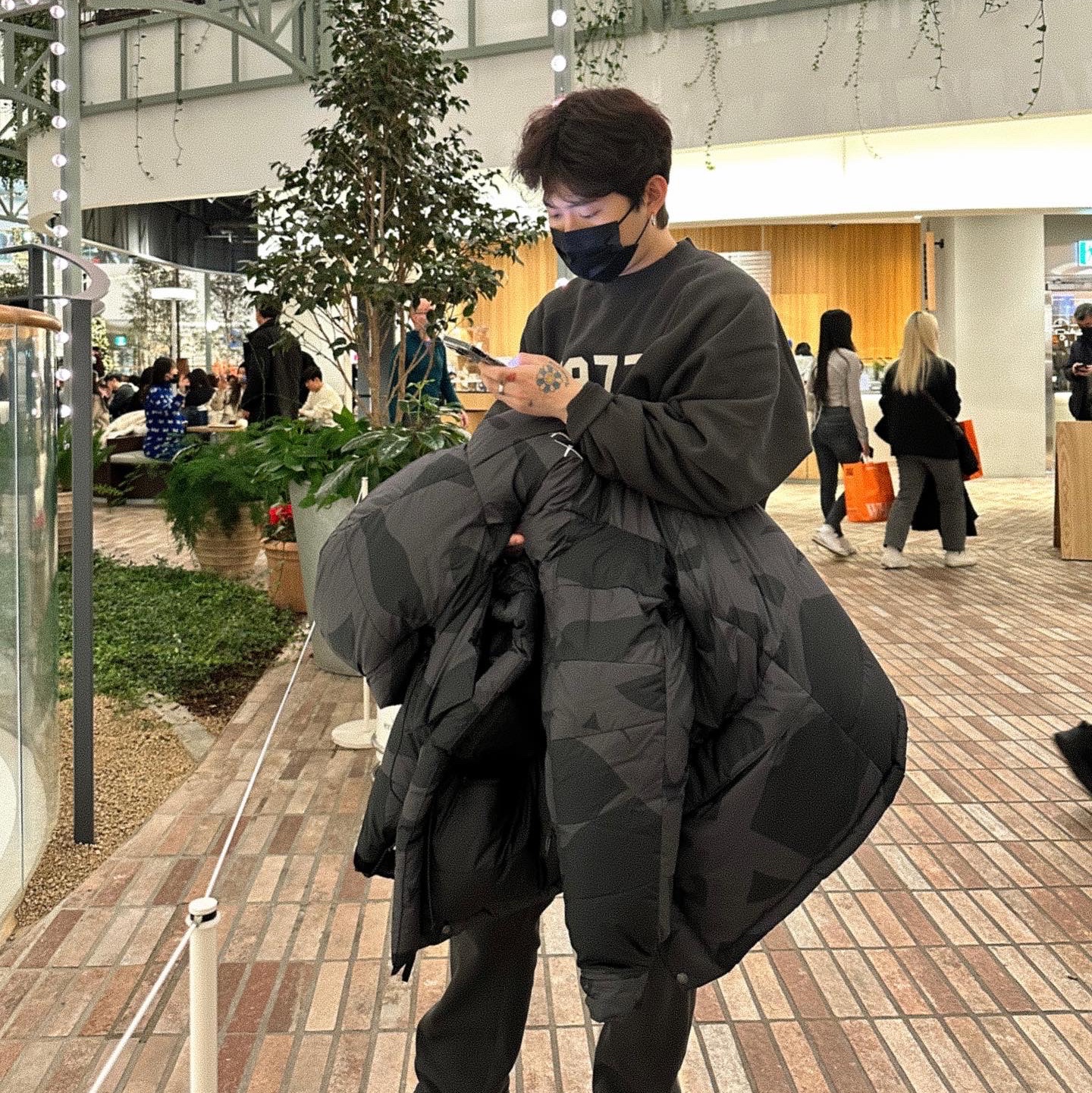 The North Face x Kaws Retro 1994 Himalayan Parka Black Print - 22FW, Essentials 1977 Relaxed Sweatpants Iron - 22SS 착용 스타일 - 3
