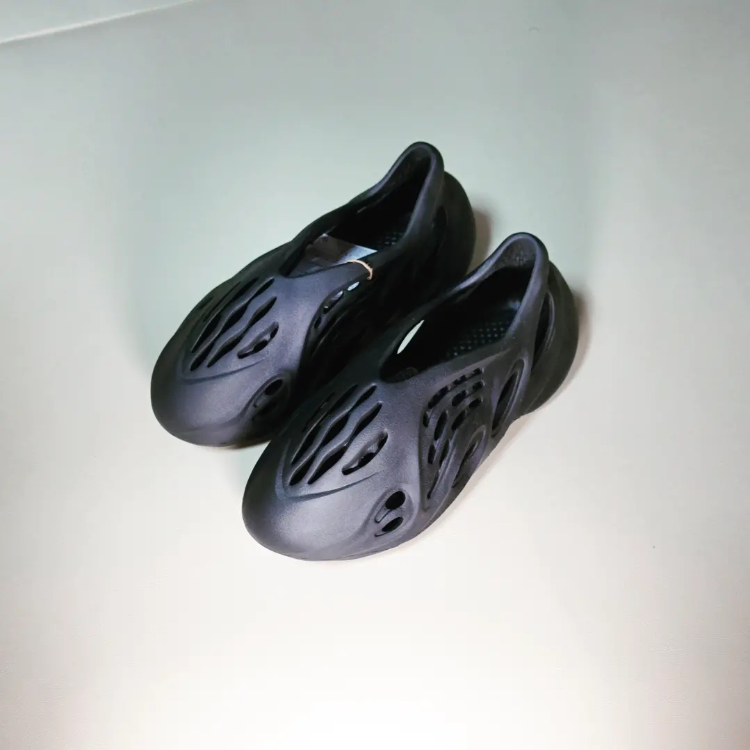 Adidas Yeezy Foam RNNR Onyx 착용 스타일 - 1