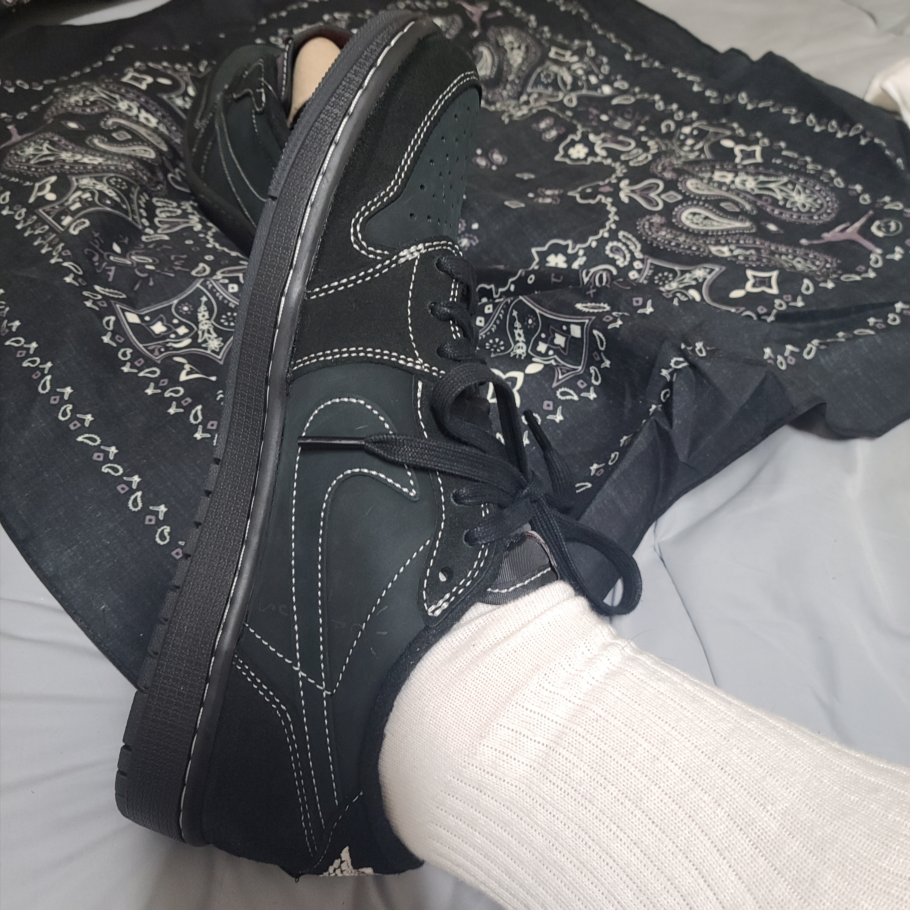 Jordan 1 x Travis Scott Retro Low OG SP Black Phantom, Nike x Off-White Dunk Low University Gold Midnight Navy 착용 스타일 - 2