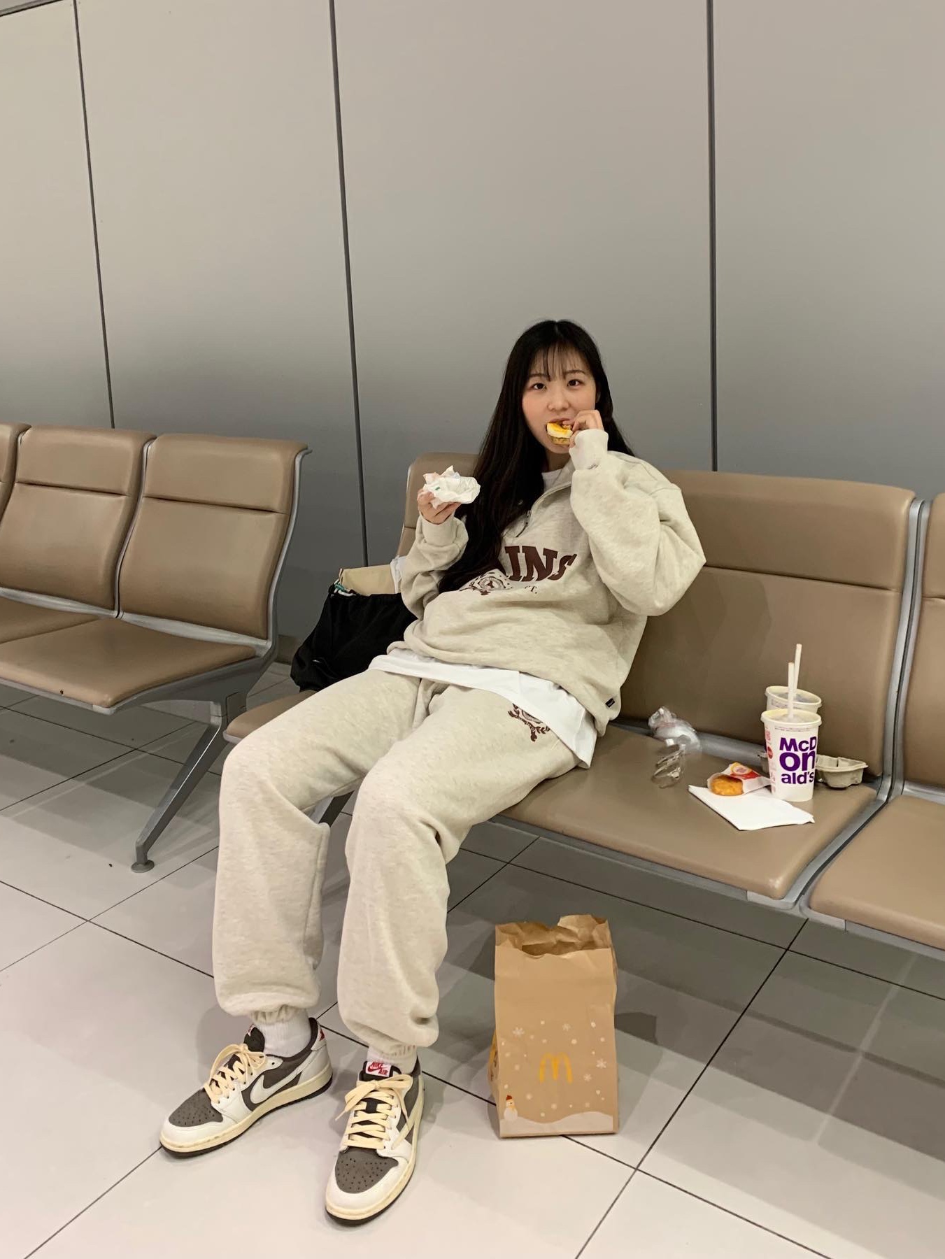 Jordan 1 x Travis Scott Retro Low OG SP Sail and Ridgerock 착용 스타일