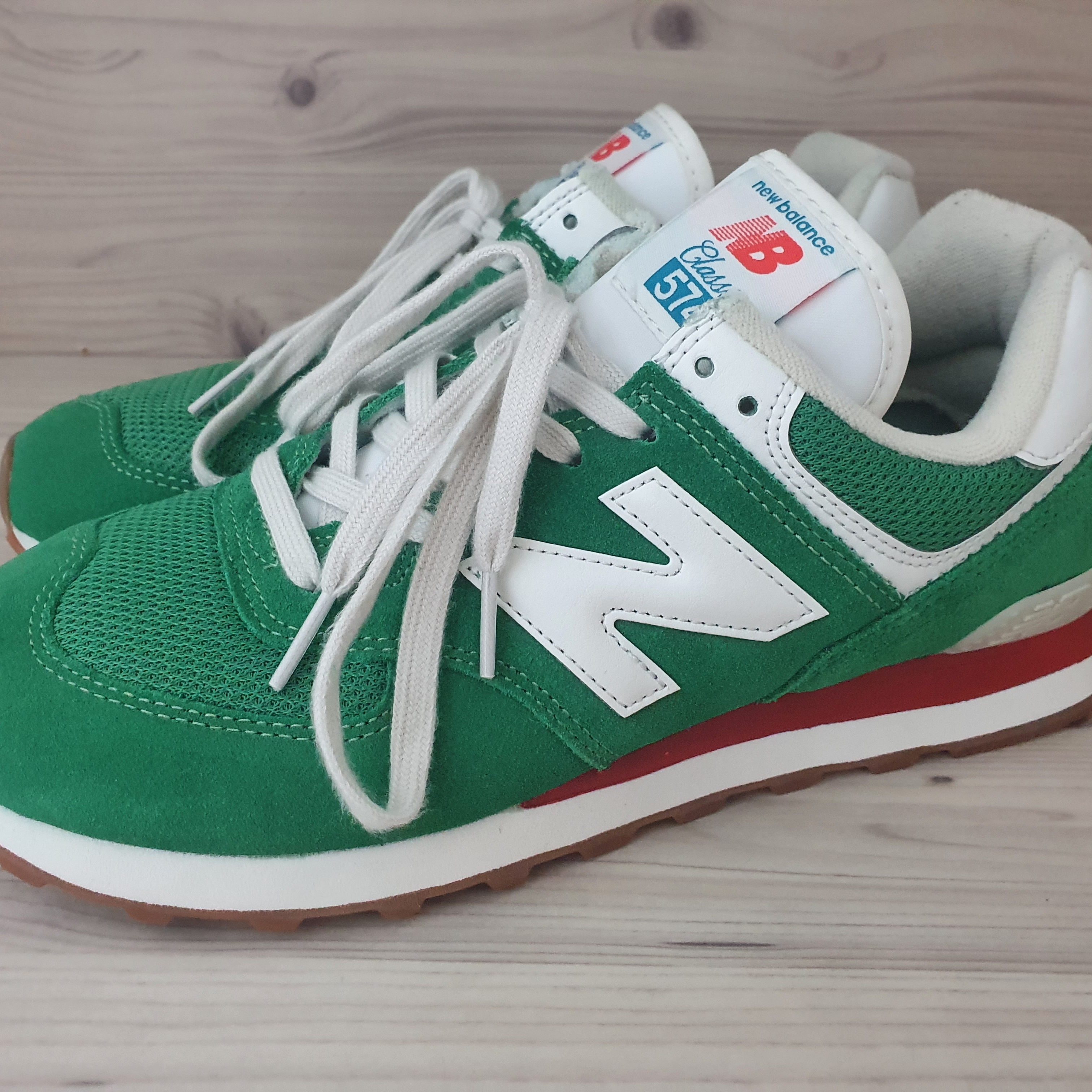 New Balance 574 Varsity Green Velocity Red 착용 스타일