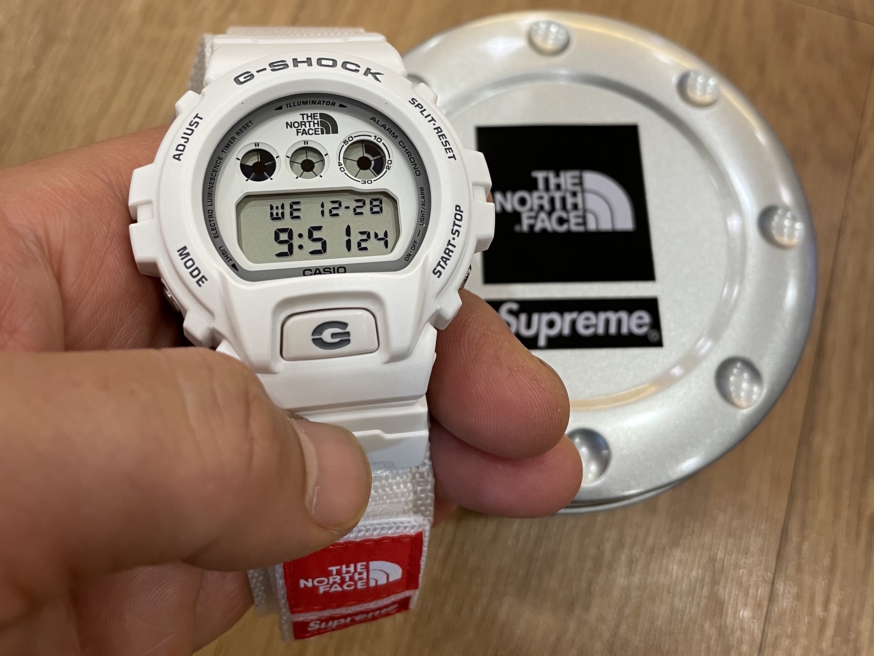 Casio G-Shock x Supreme x The North Face DW-6900 White 착용 스타일
