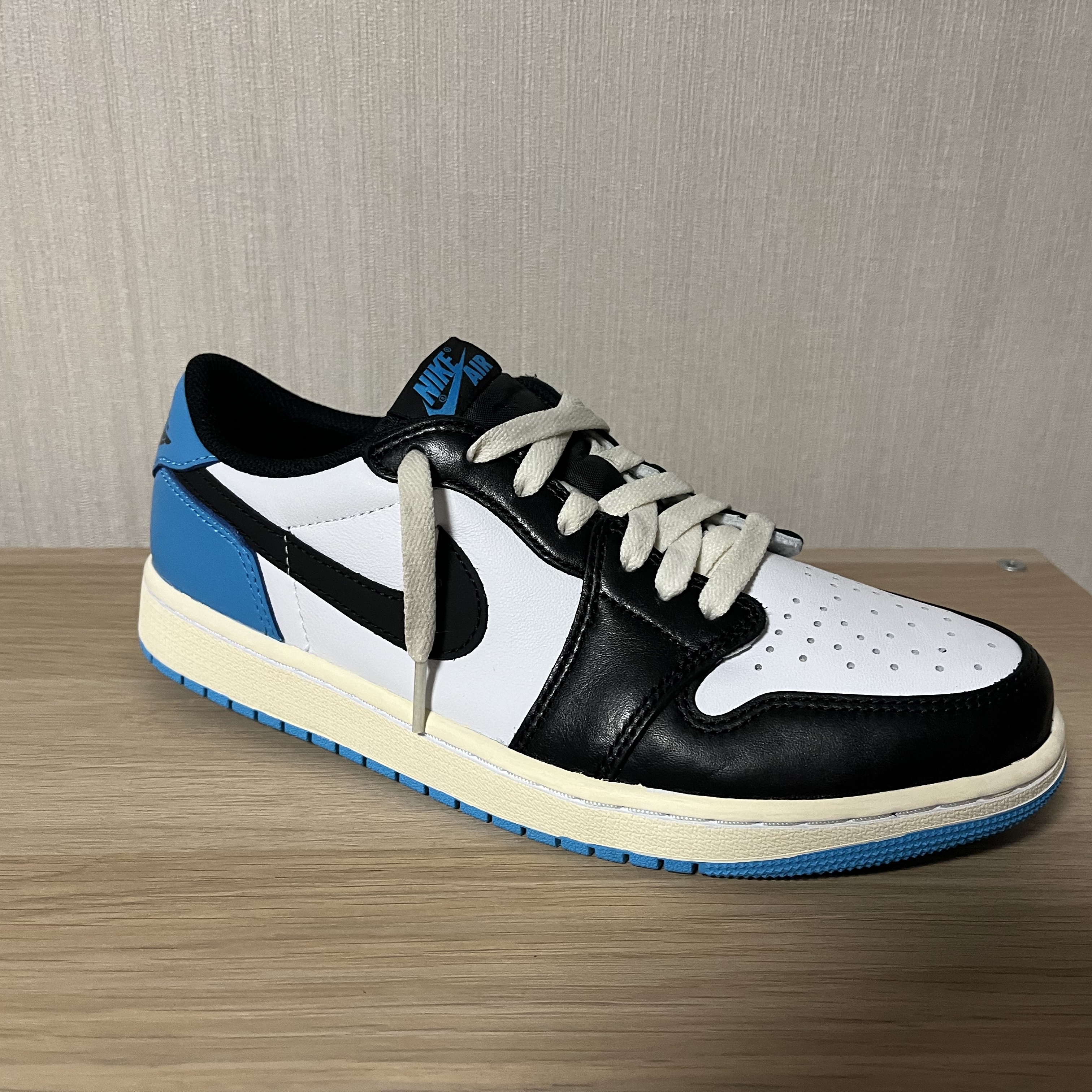 Jordan 1 Retro Low OG Black and Dark Powder Blue 착용 스타일