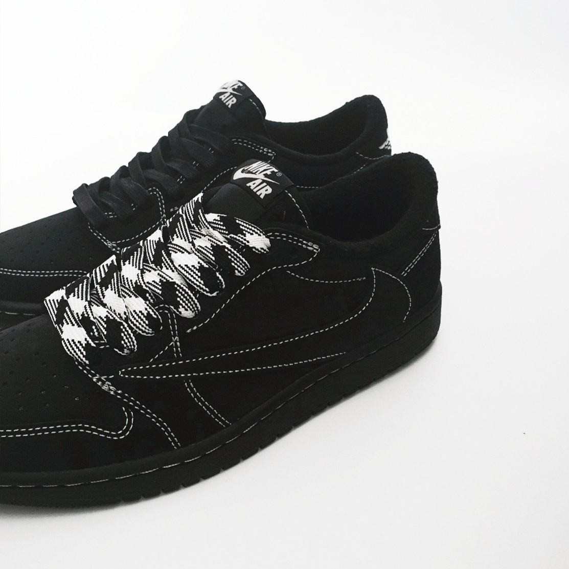 Jordan 1 x Travis Scott Retro Low OG SP Black Phantom 착용 스타일