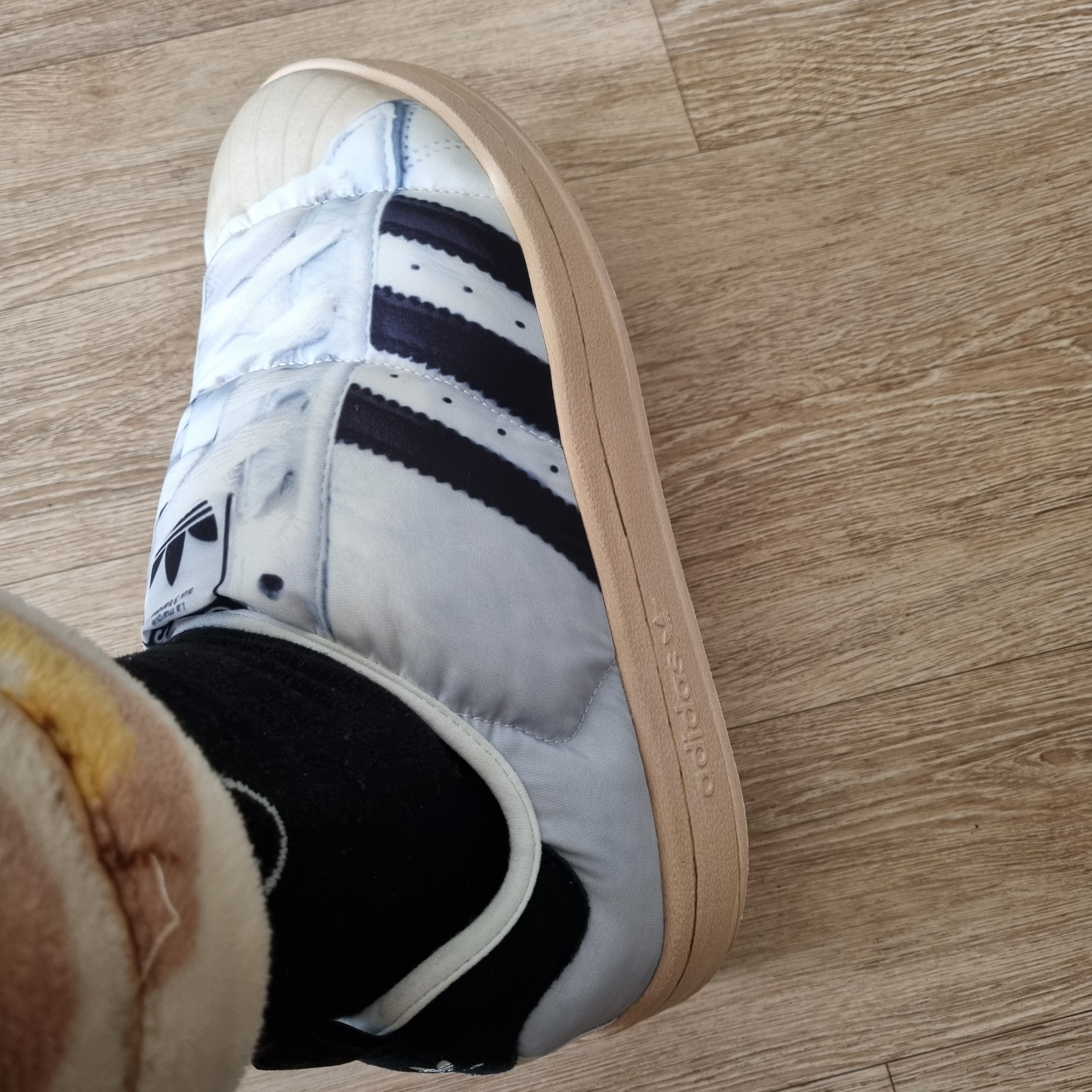 Adidas Puffylette Superstar Cloud White 착용 스타일