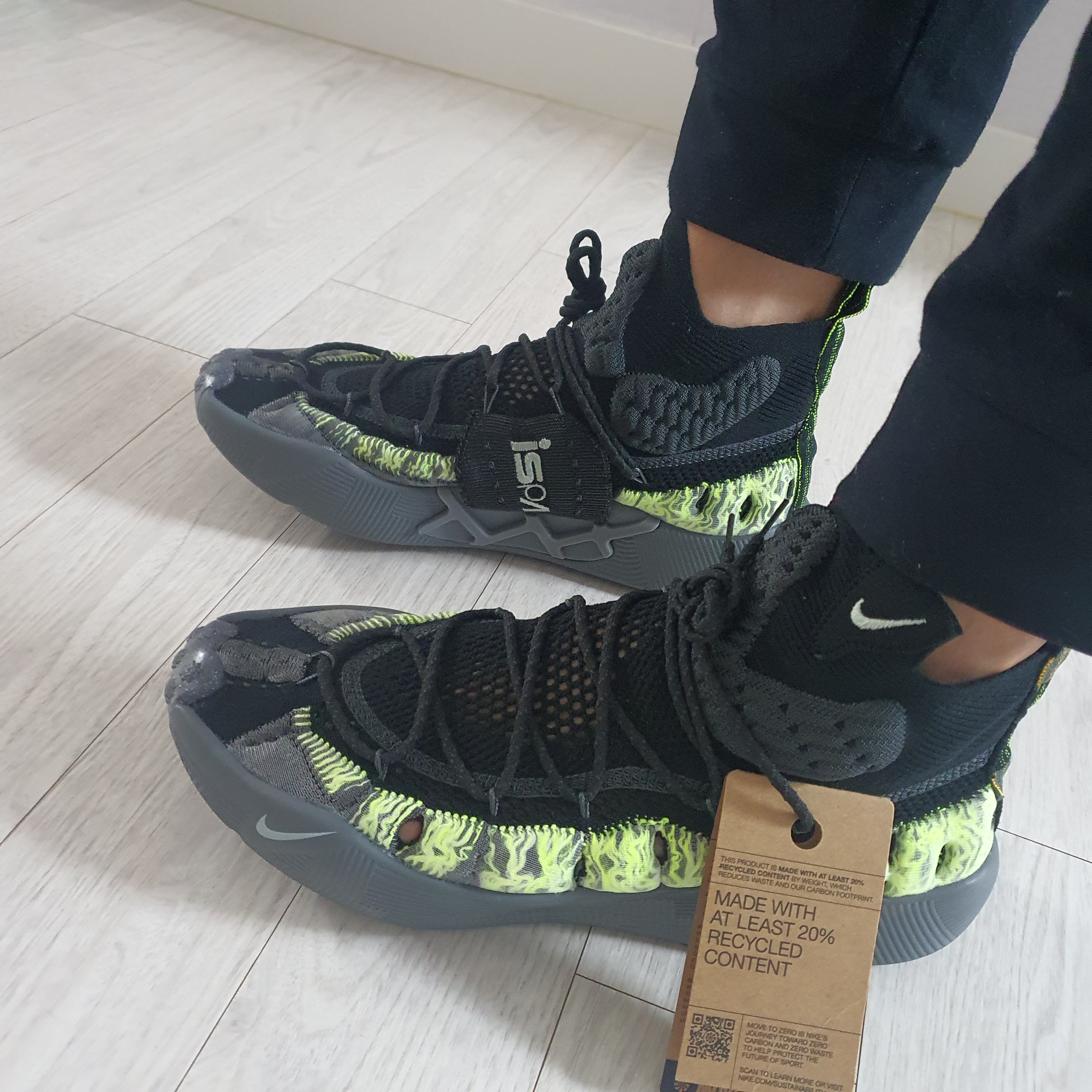 Nike ISPA Sense Flyknit Black and Smoke Grey 착용 스타일 - 2