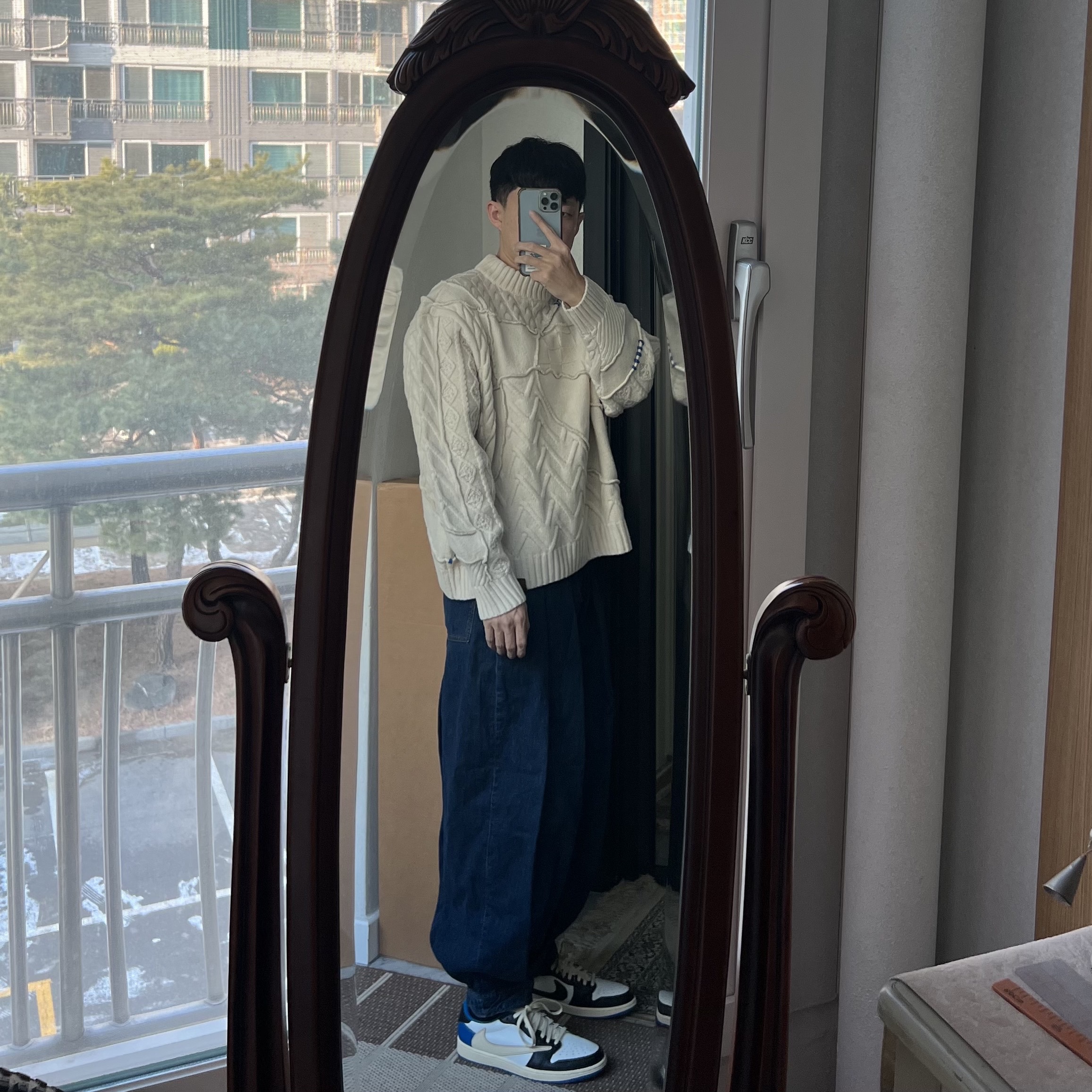 Zara x Ader Error Patchwork Oversize Knit Sweater Cream, Zara x Ader Error Wide Leg Jeans Blue 착용 스타일 - 1