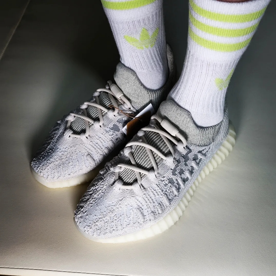 Adidas Yeezy 350 V2 CMPCT Slate Bone 2022/2023 착용 스타일 - 2