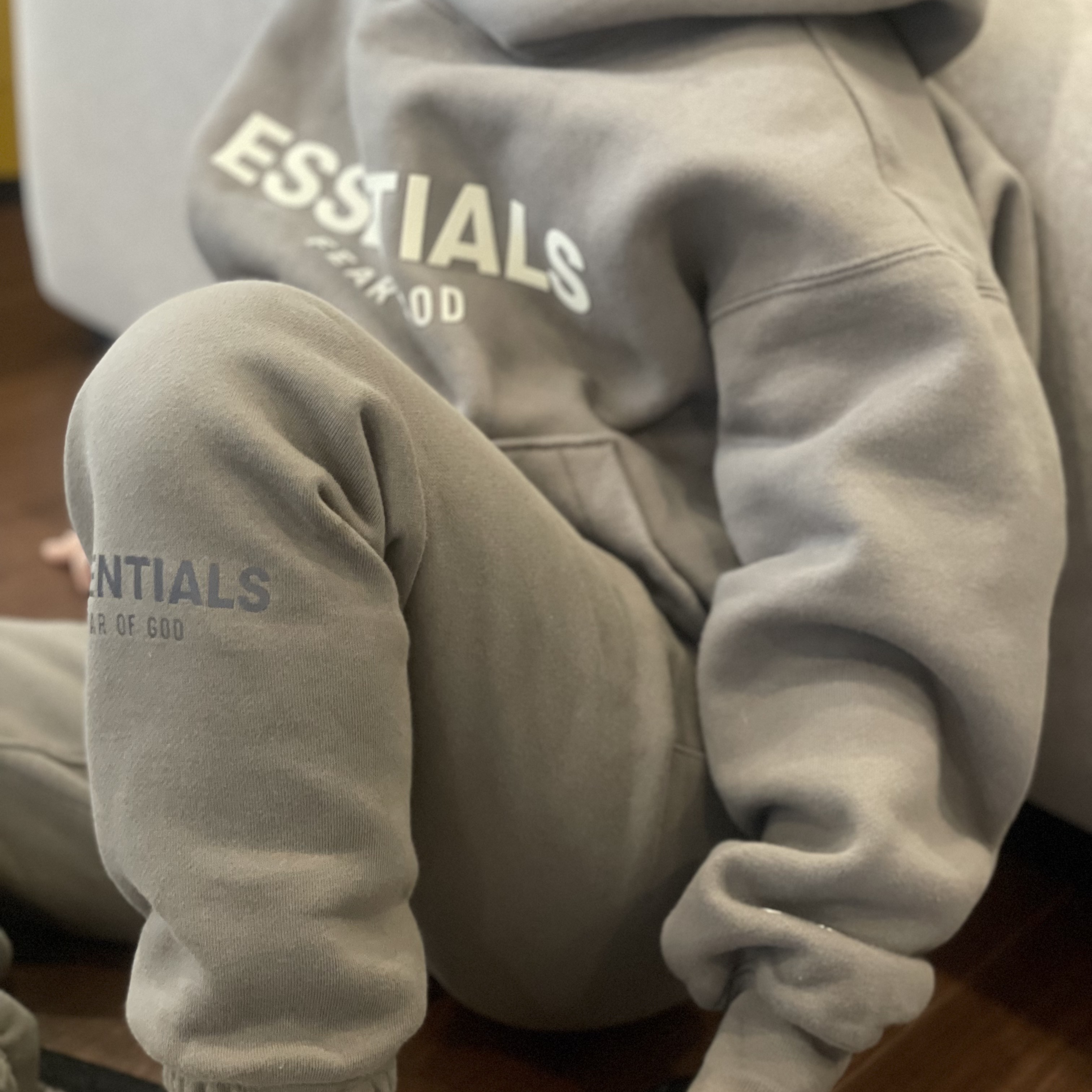 (Kids) Essentials Hoodie Desert Taupe - 22SS, (Kids) Essentials Sweatpants Taupe - 21SS 착용 스타일