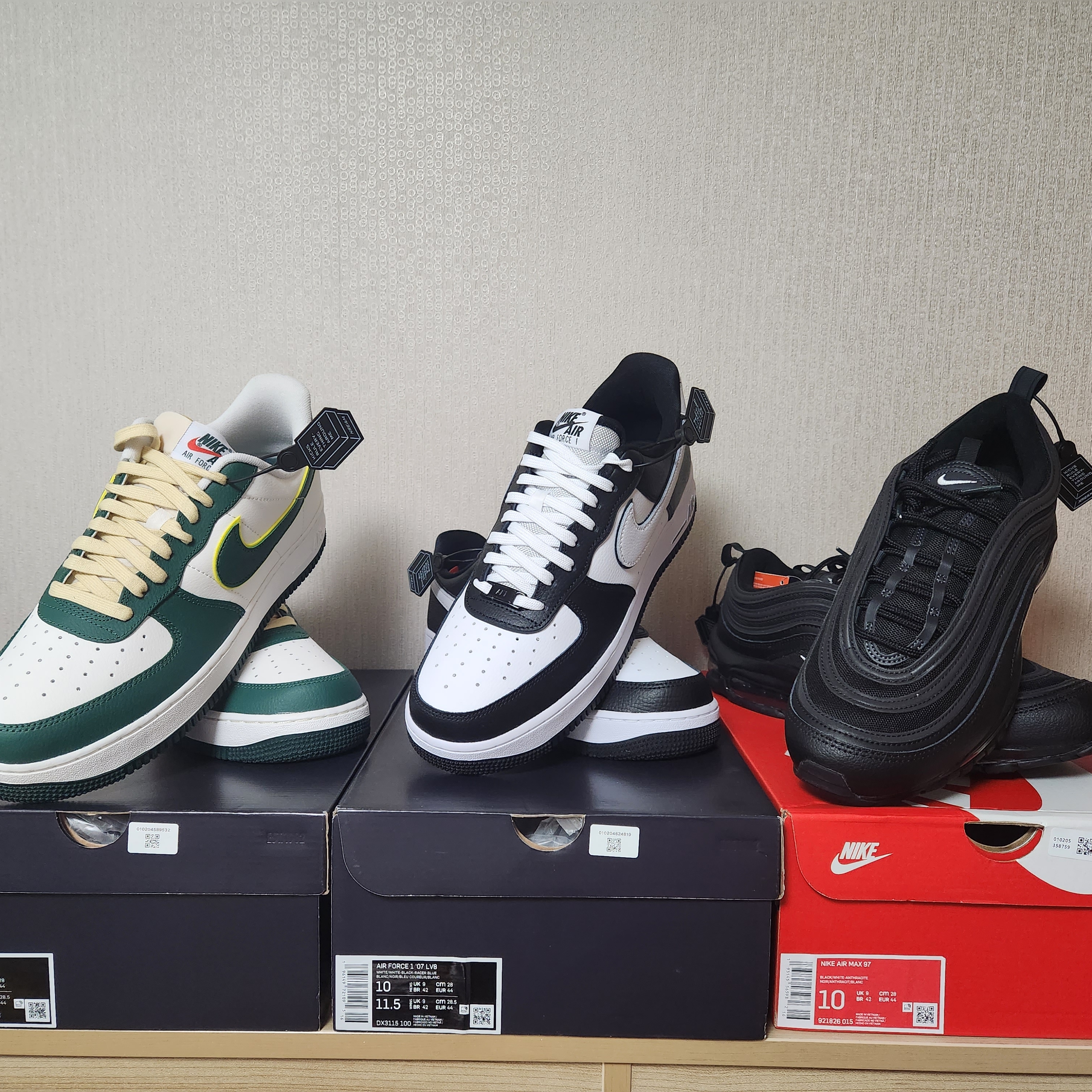 Nike Air Force 1 '07 LV8 White Black, Nike Air Force 1 '07 LV8 Sail Noble Green 착용 스타일 - 2
