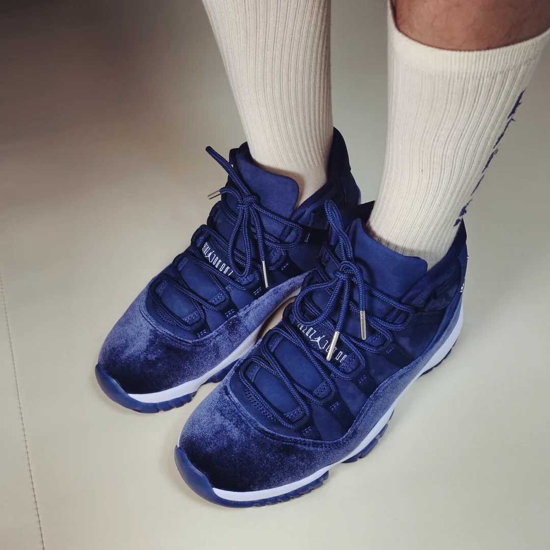 (W) Jordan 11 Retro Midnight Navy 착용 스타일 - 2