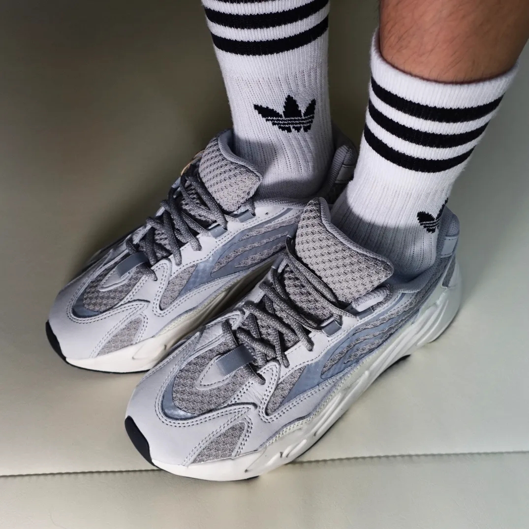 Adidas Yeezy Boost 700 V2 Static 2022 착용 스타일 - 2