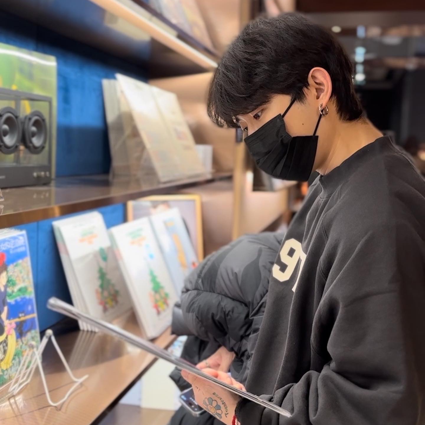 The North Face x Kaws Retro 1994 Himalayan Parka Black Print - 22FW, Essentials 1977 Relaxed Sweatpants Iron - 22SS 착용 스타일 - 4