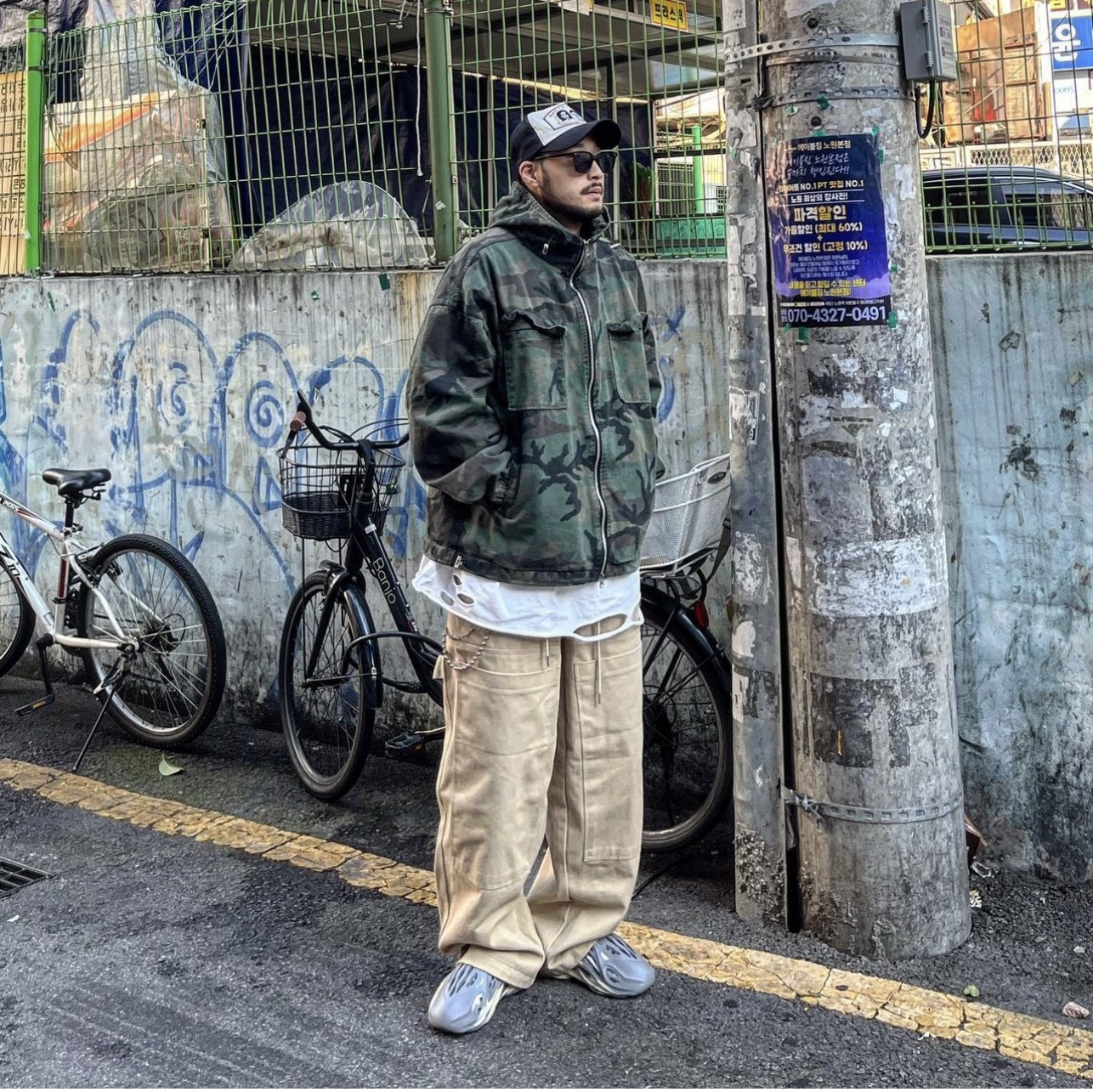 Adidas Yeezy Foam RNNR MXT Moon Gray 착용 스타일 - 2