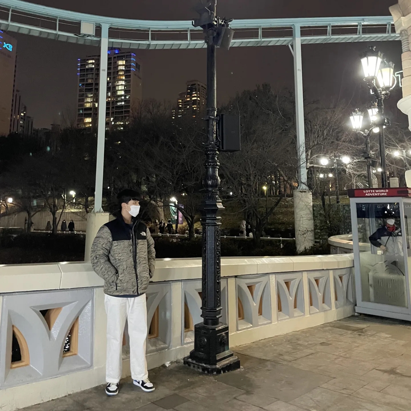 Jordan 1 Retro Low OG Black and Dark Powder Blue, The North Face White Label Novelty Nuptse Down Jacket Beige 착용 스타일