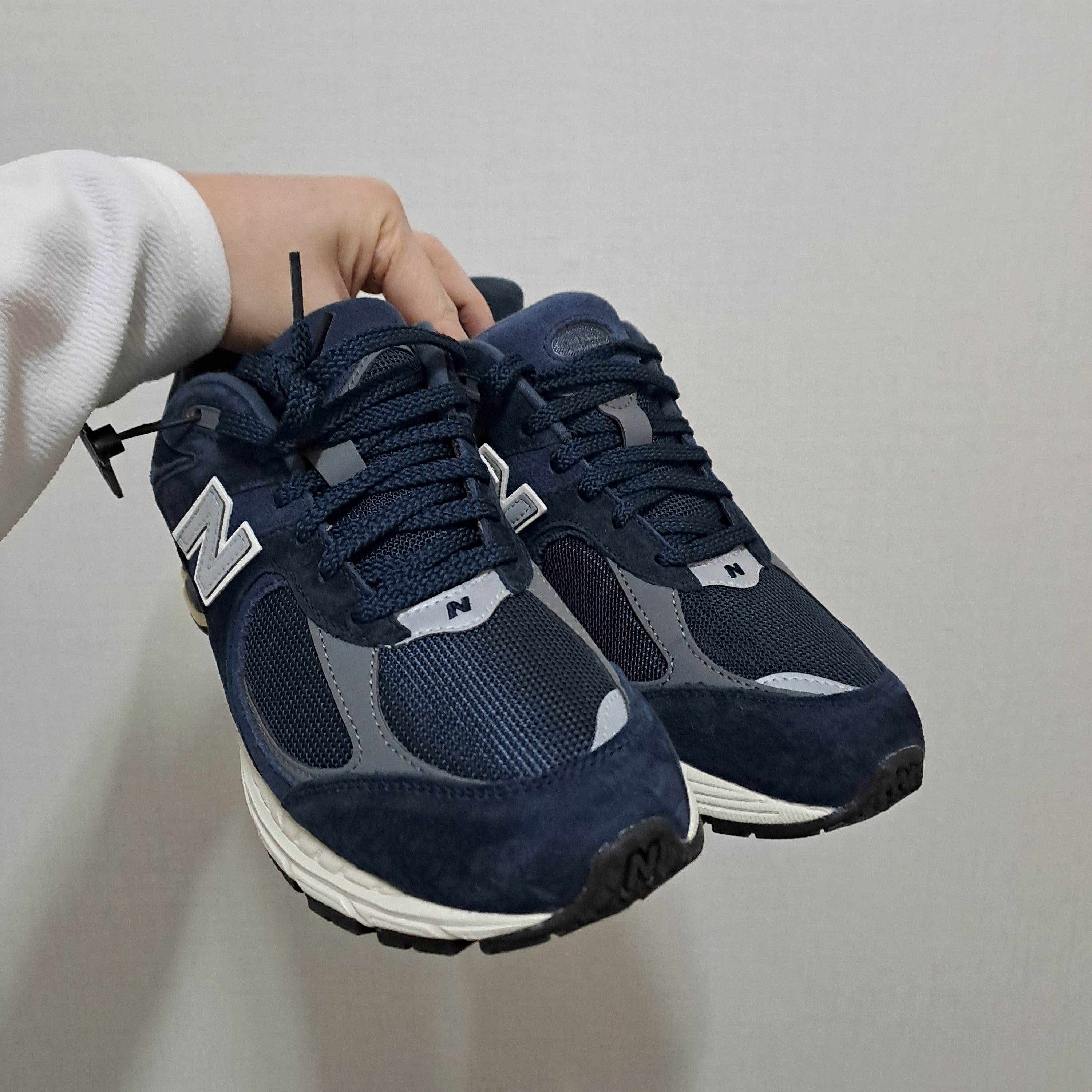 New Balance 2002R Eclipse Castlerock 착용 스타일 - 2