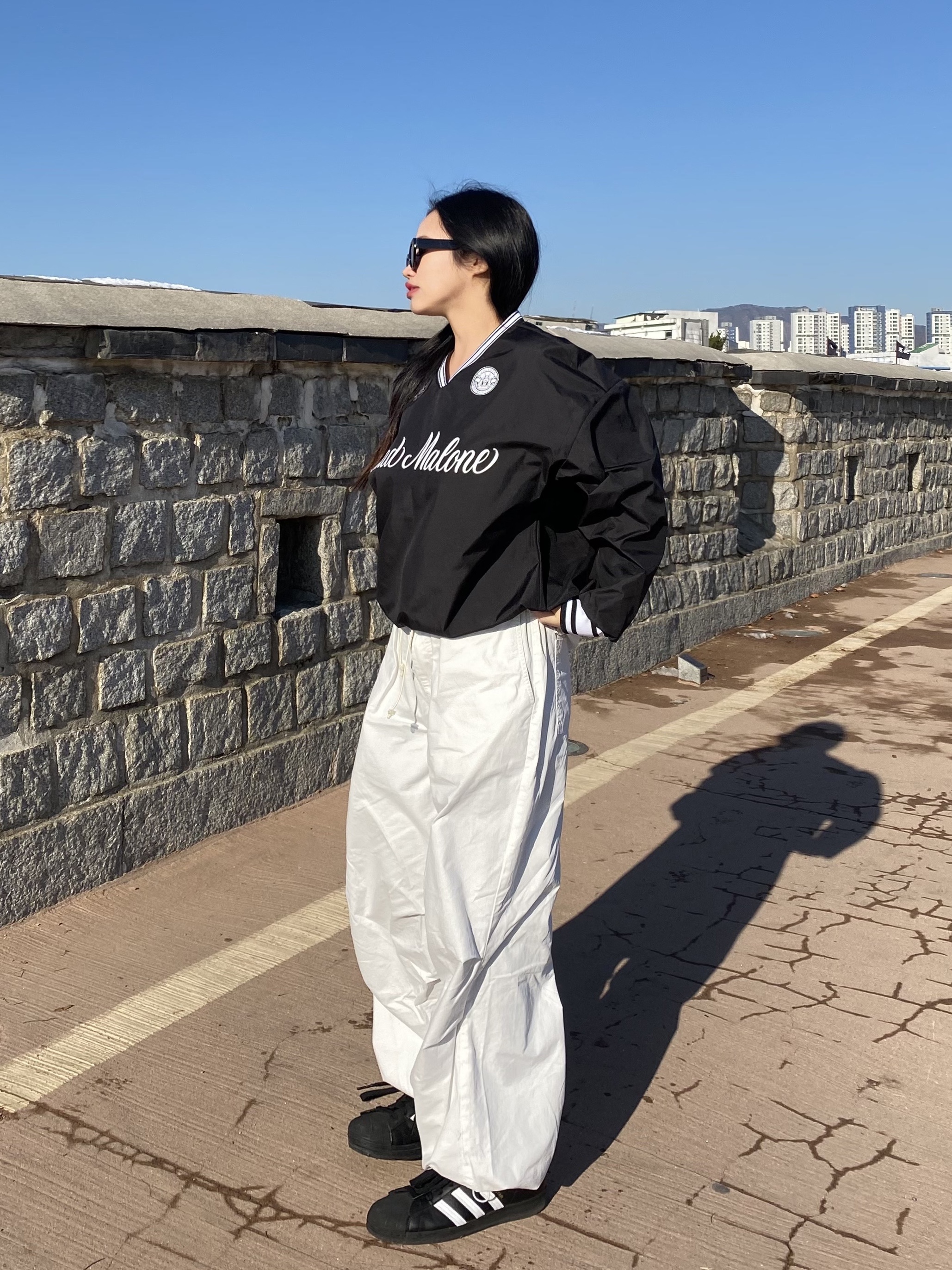 Adidas Superstar Core Black White 착용 스타일 - 2