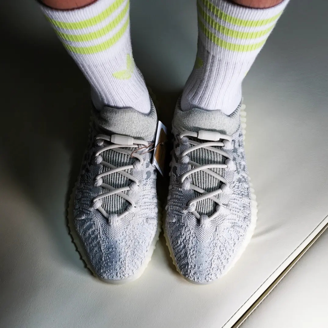 Adidas Yeezy 350 V2 CMPCT Slate Bone 2022/2023 착용 스타일 - 3