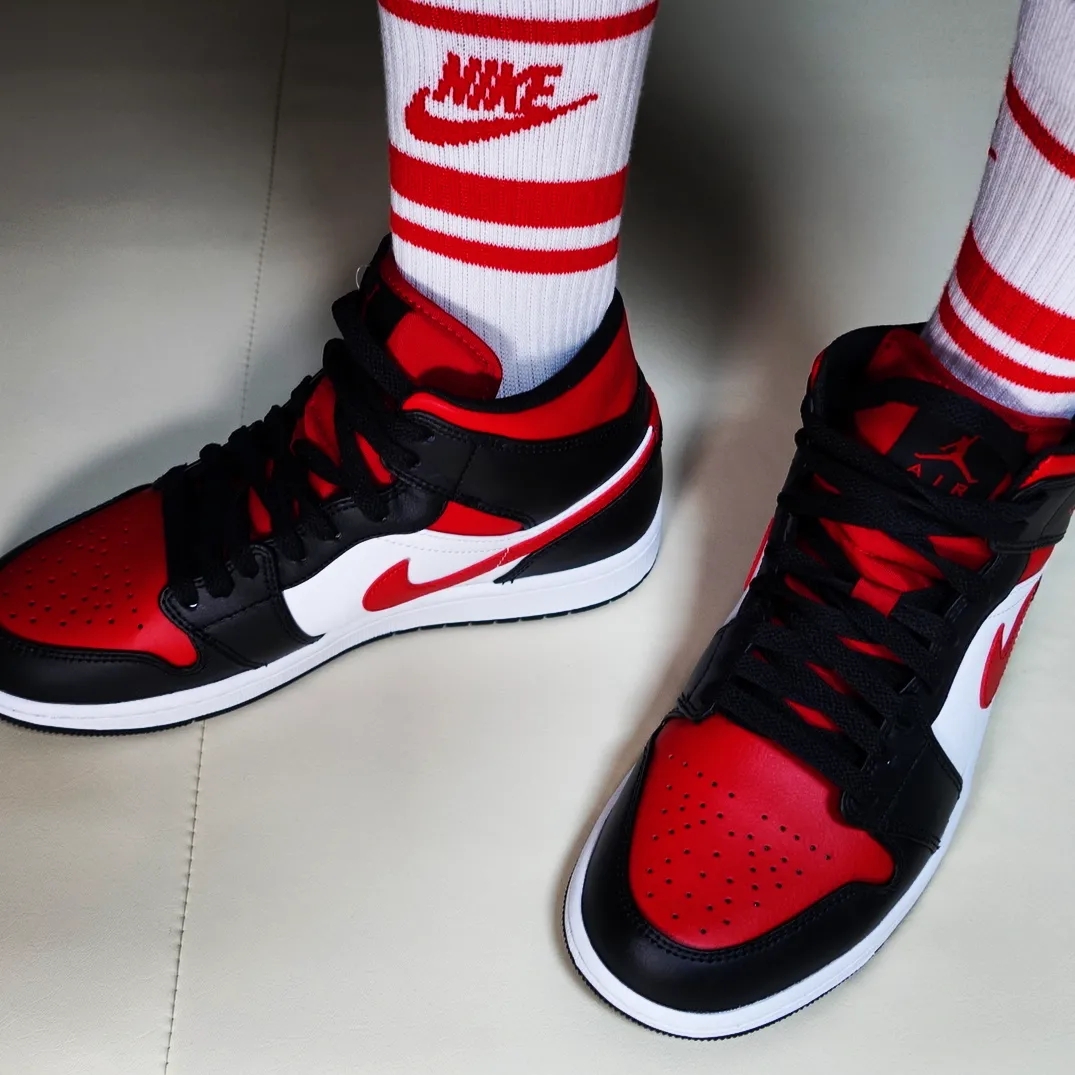 Jordan 1 Mid Black Fire Red 착용 스타일 - 4