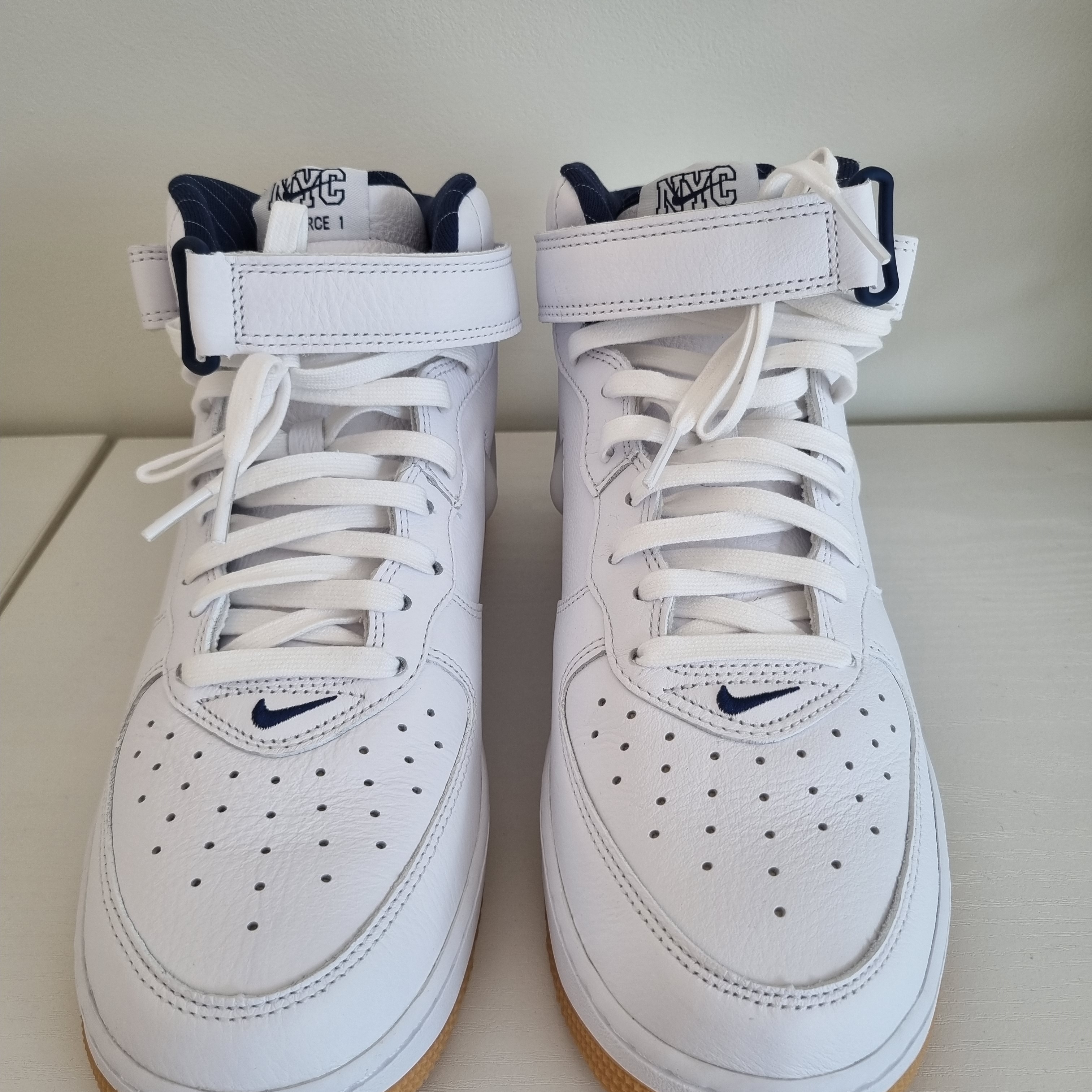 Nike Air Force 1 Mid QS NYC White Midnight Navy 착용 스타일 - 2