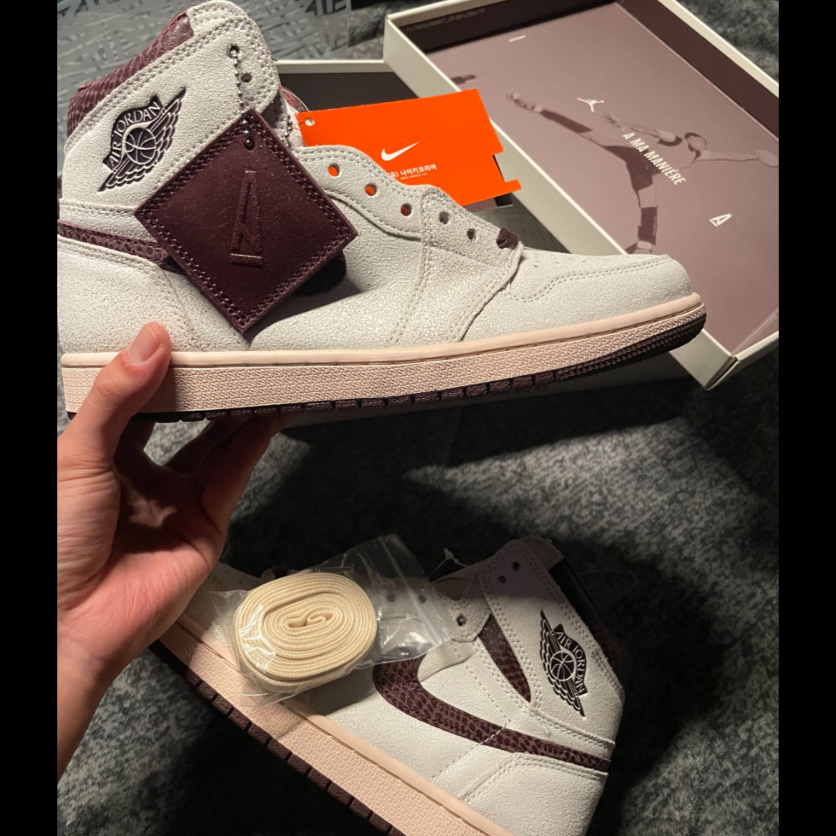 Jordan 1 x A Ma Maniere Retro High OG SP Sail and Burgundy 착용 스타일