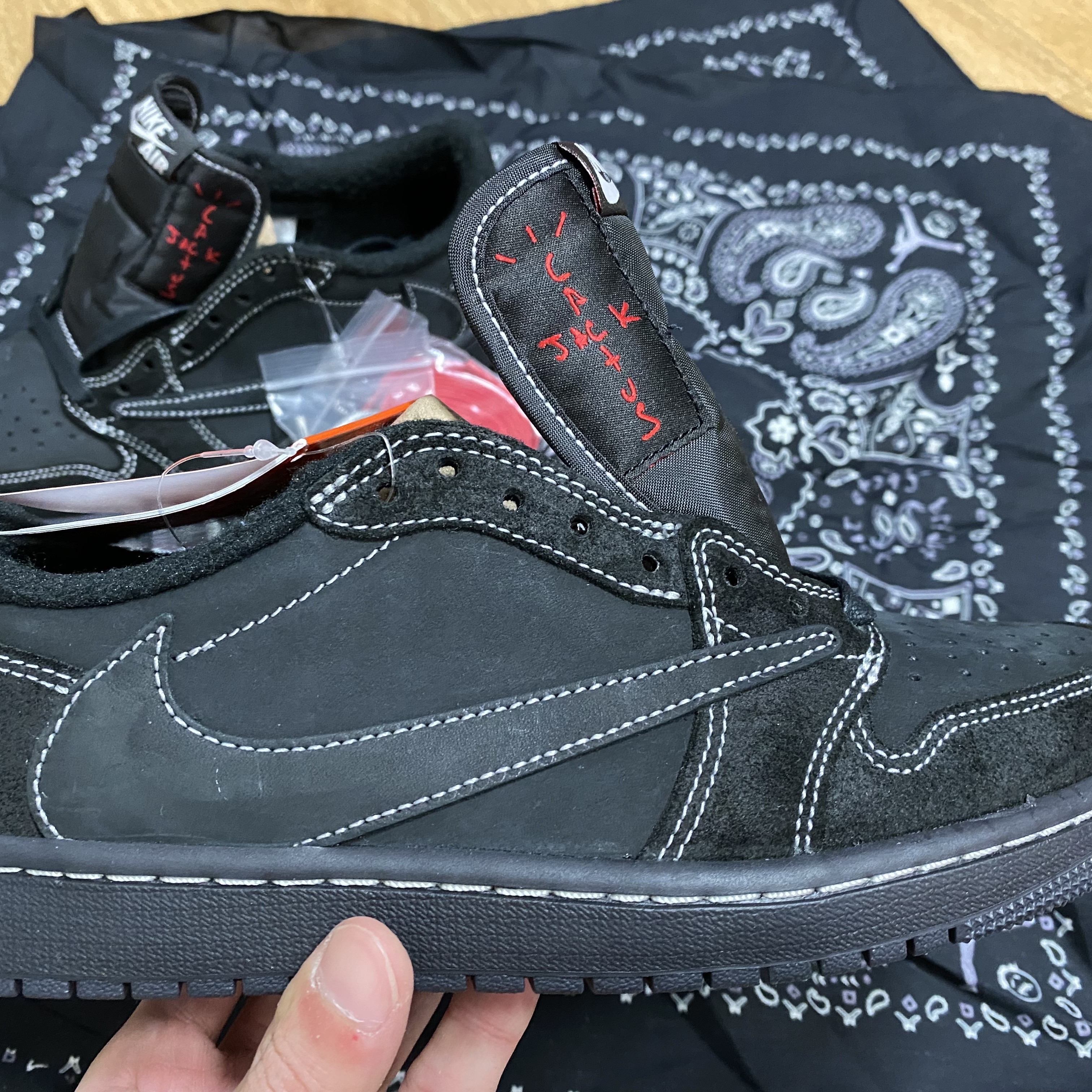 Jordan 1 x Travis Scott Retro Low OG SP Black Phantom 착용 스타일 - 1