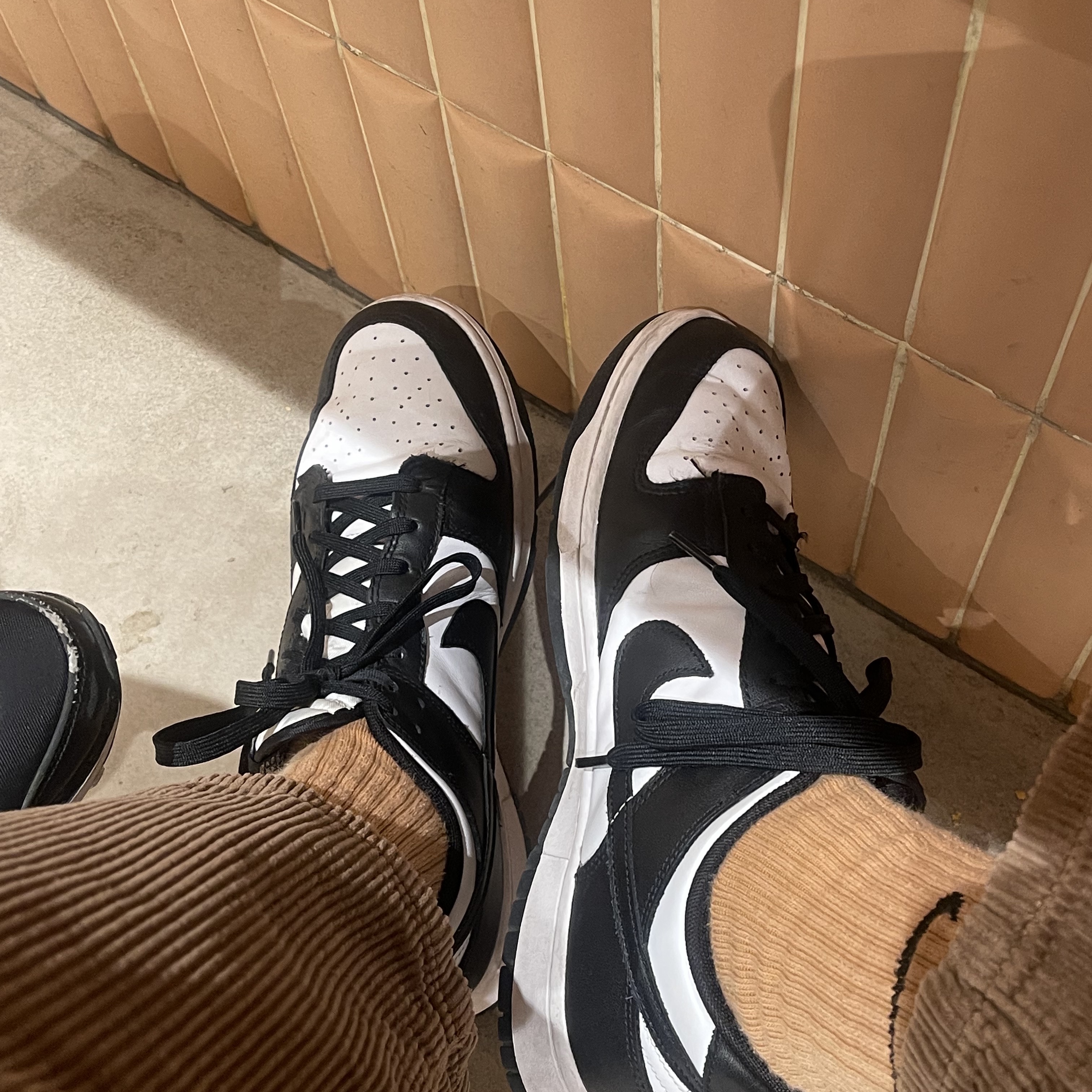 Nike Dunk Low Retro Black 착용 스타일 - 2