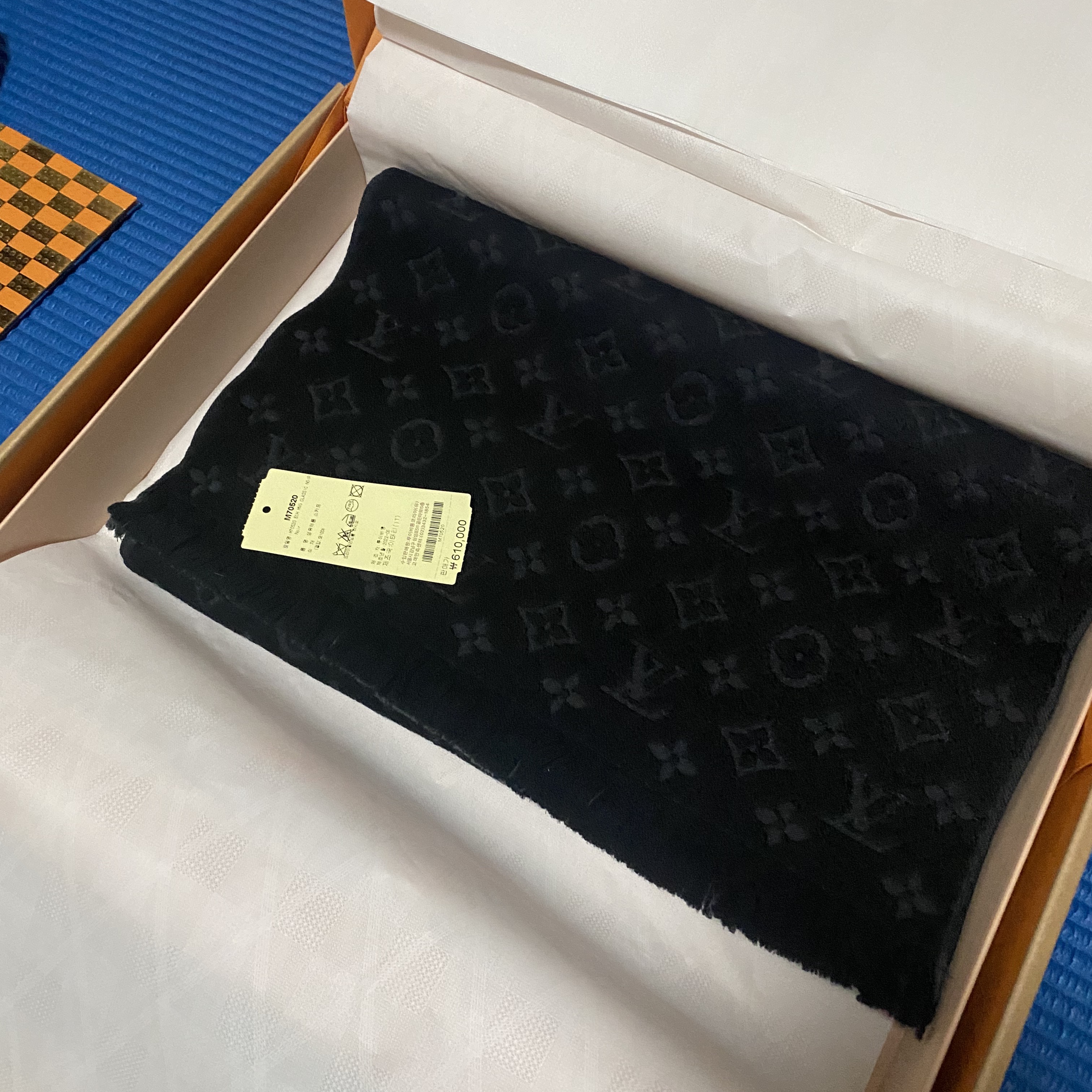 Louis Vuitton LV Trainer Sneakers Triple White, Louis Vuitton Monogram Classic Muffler Black 착용 스타일 - 2