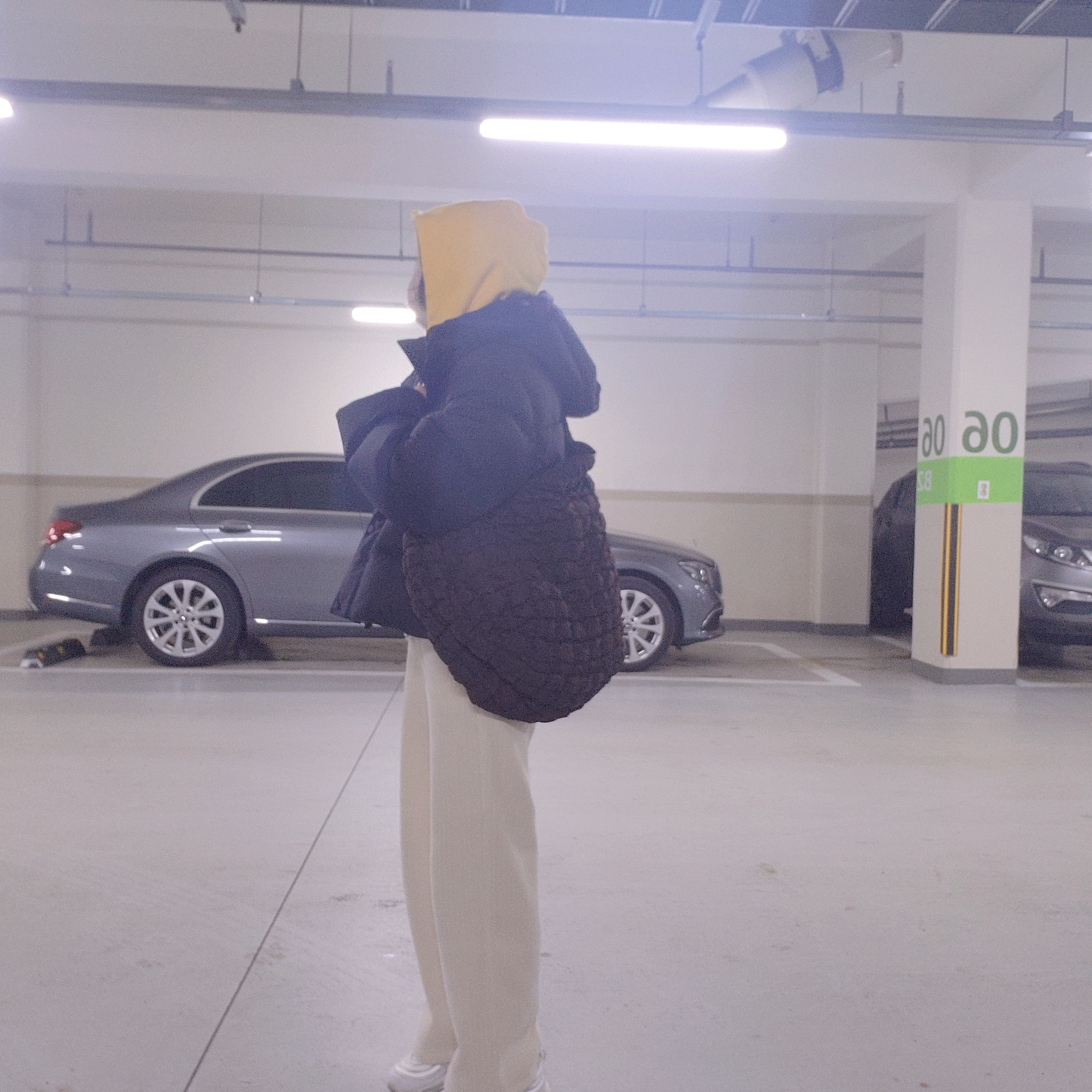 COS Quilted Oversized Shoulder Bag Brown 착용 스타일