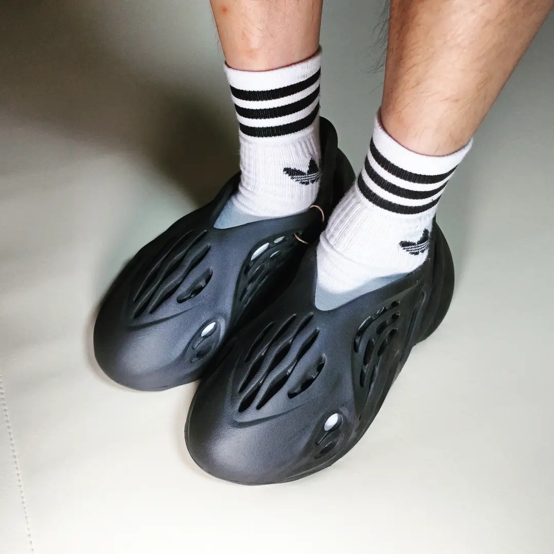 Adidas Yeezy Foam RNNR Onyx 착용 스타일 - 2