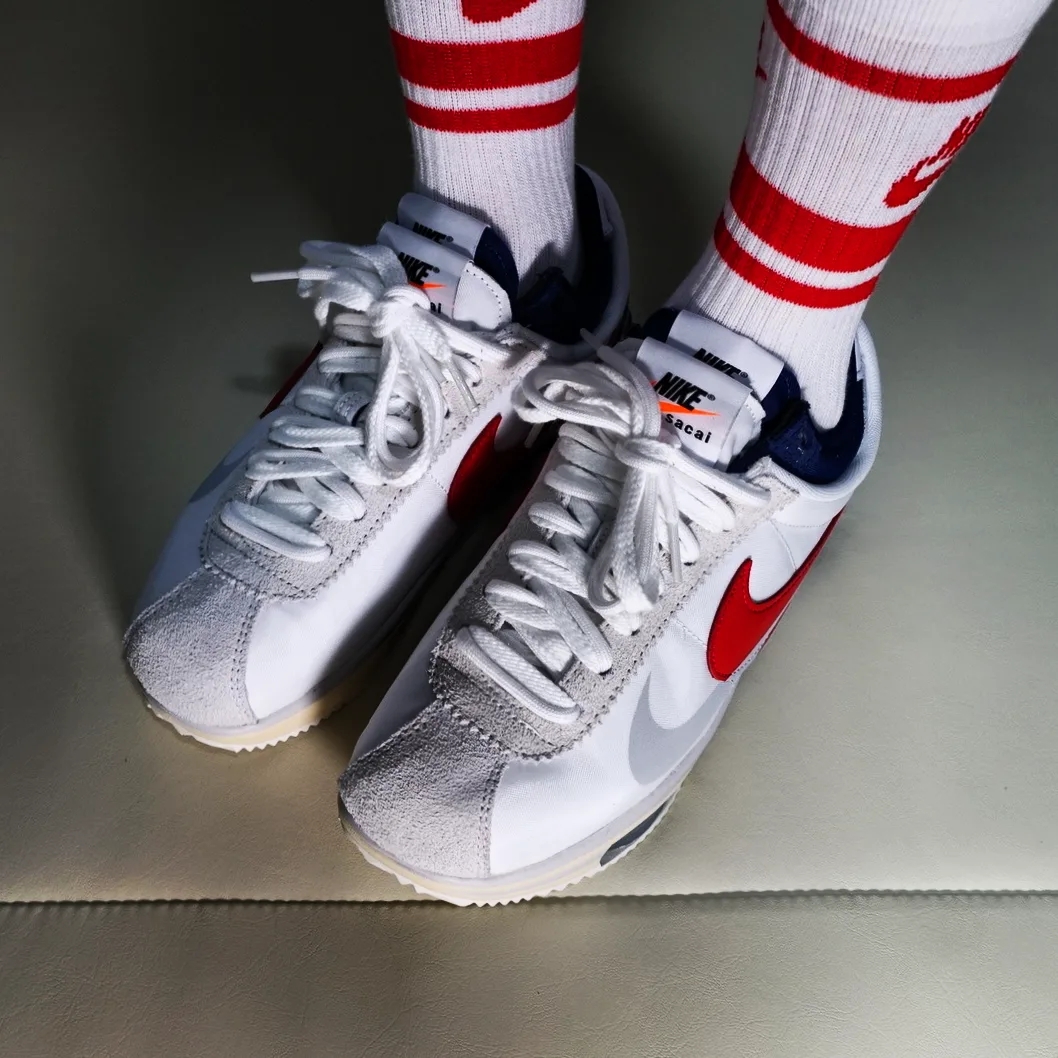 Nike x Sacai Zoom Cortez SP White and University Red 착용 스타일 - 2