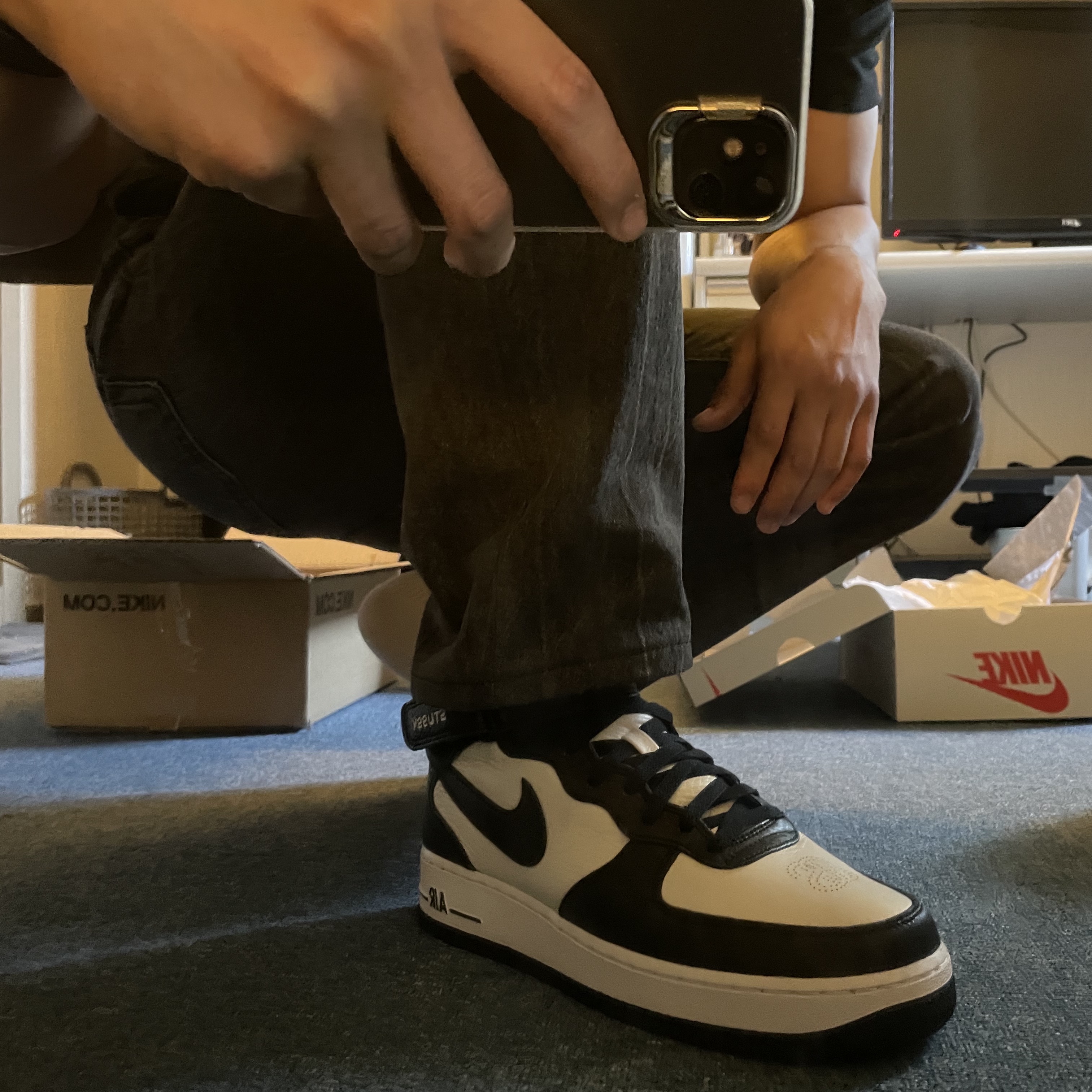 Nike x Stussy Air Force 1 '07 Mid SP Black and Light Bone 착용 스타일 - 2