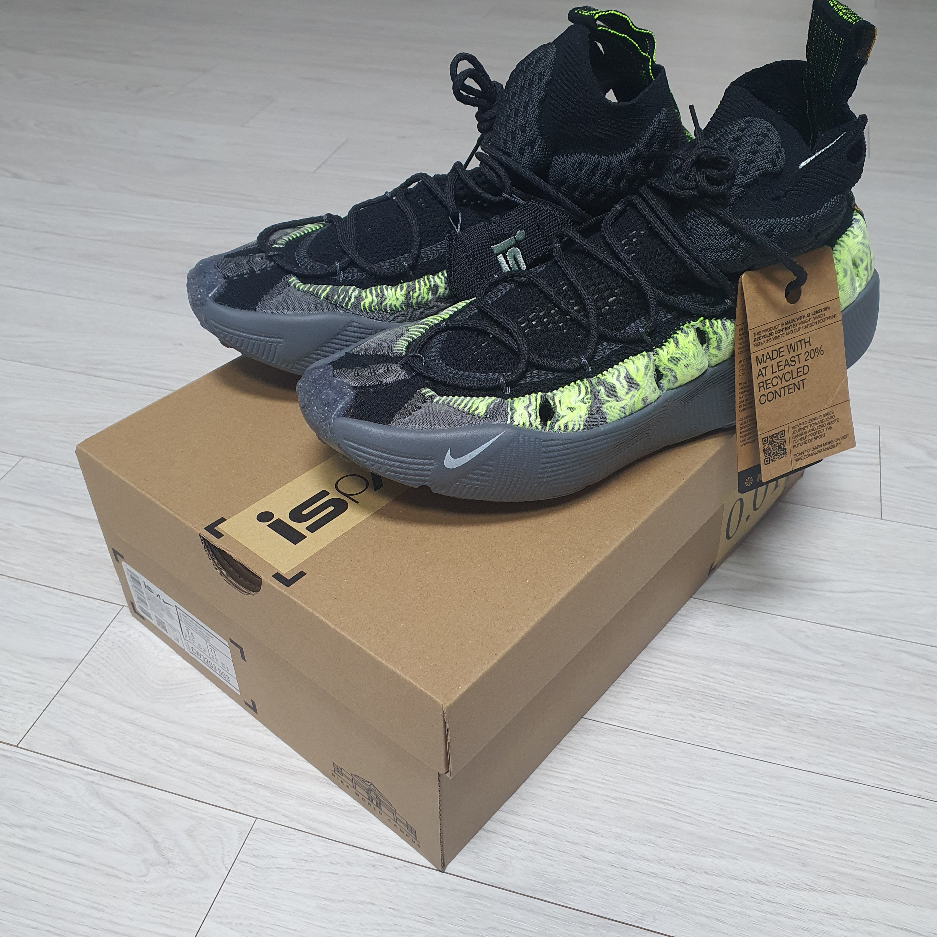 Nike ISPA Sense Flyknit Black and Smoke Grey 착용 스타일 - 1