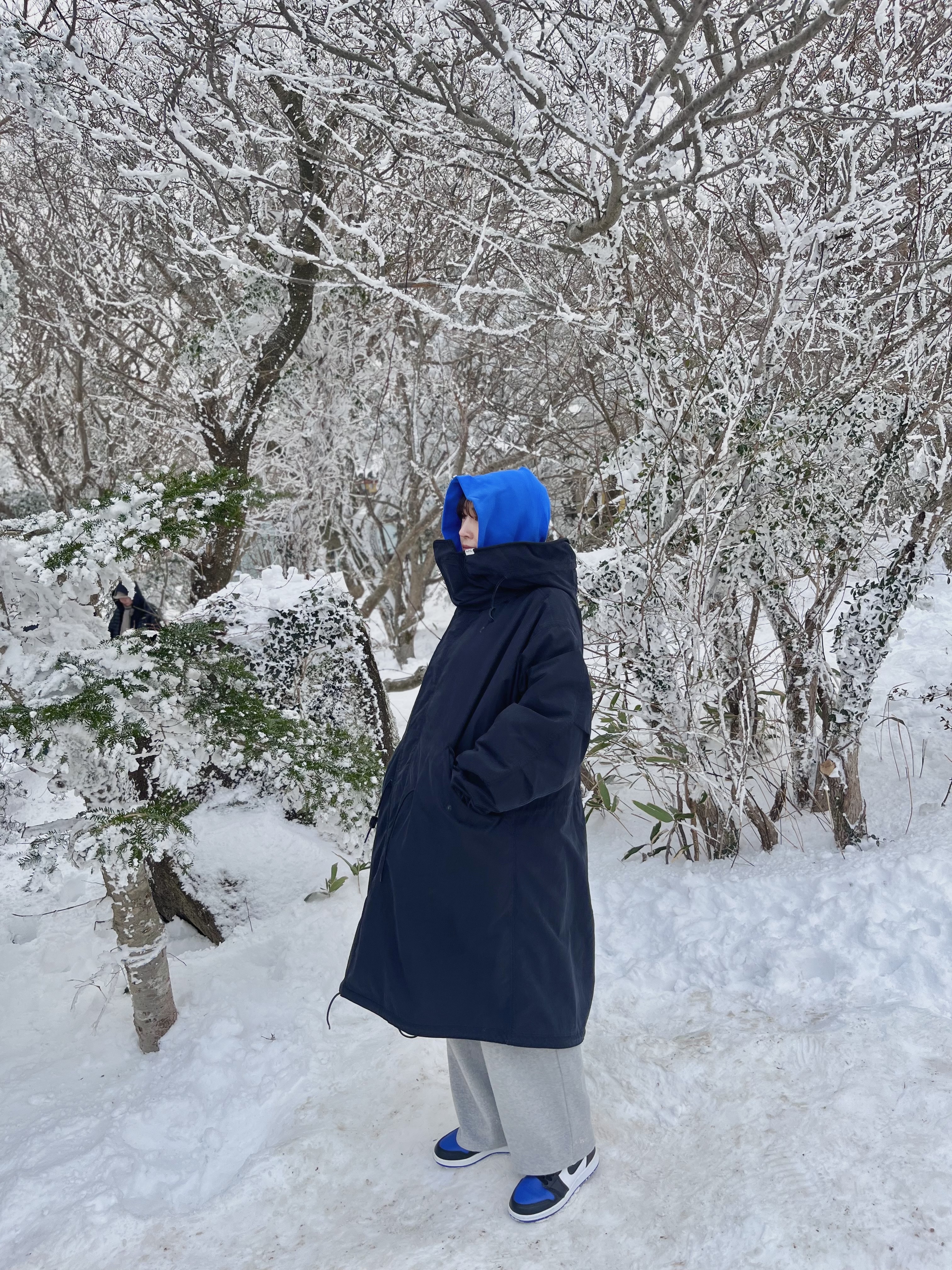 Jordan 1 Retro High OG Royal Toe, Yeezy Gap Hoodie Blue 착용 스타일 - 2