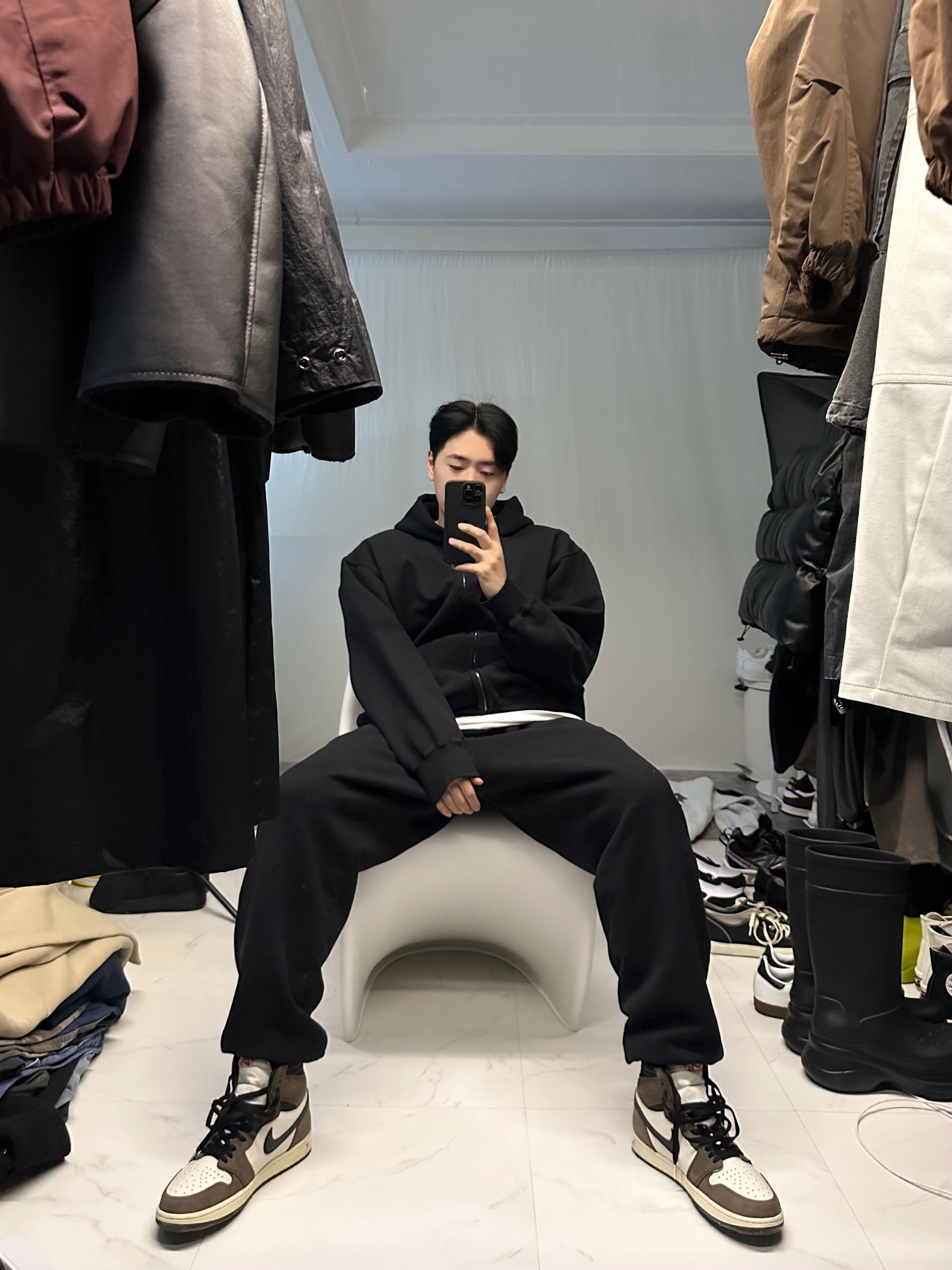 Jordan 1 x Travis Scott Retro High OG SP Mocha 착용 스타일 - 1