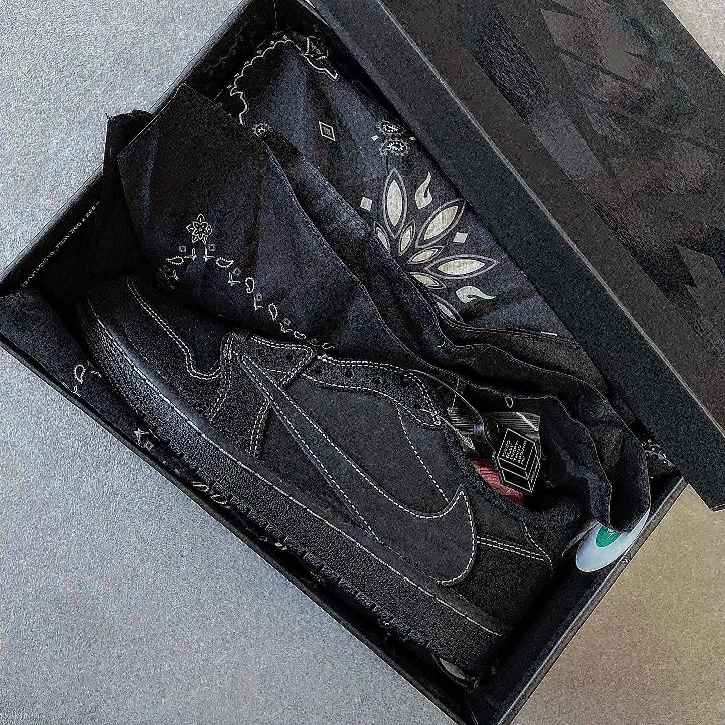 Jordan 1 x Travis Scott Retro Low OG SP Black Phantom 착용 스타일 - 1