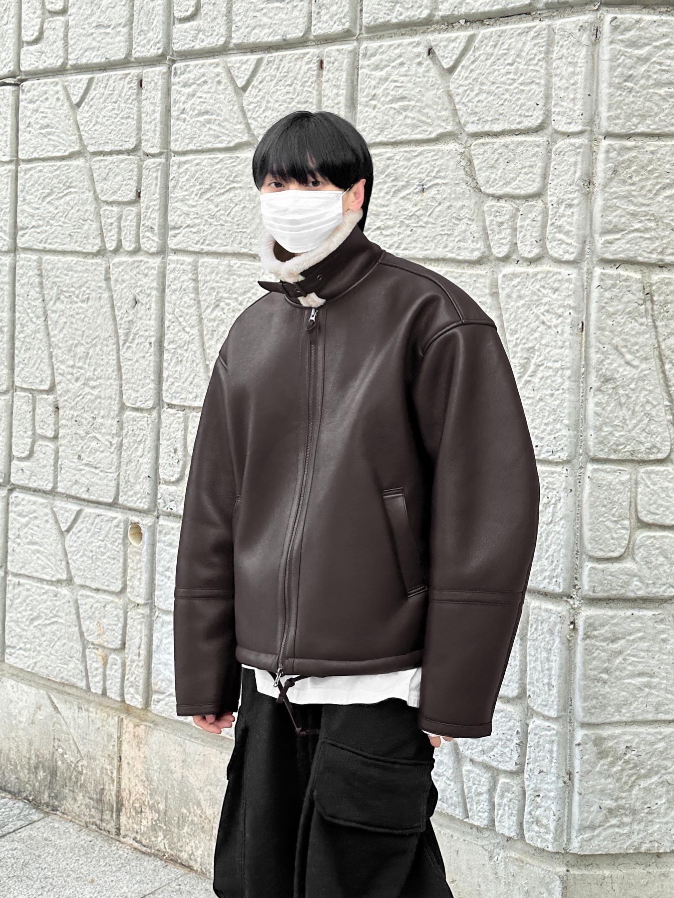 Balenciaga x Crocs Hardcrocs Slide Black 착용 스타일 - 3