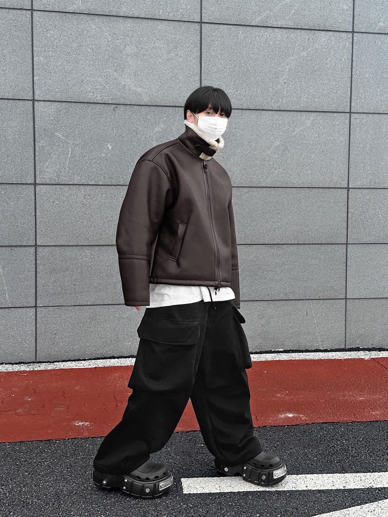 Balenciaga x Crocs Hardcrocs Slide Black 착용 스타일 - 4