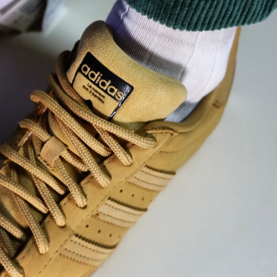 Adidas Superstar Golden Beige 착용 스타일 - 4