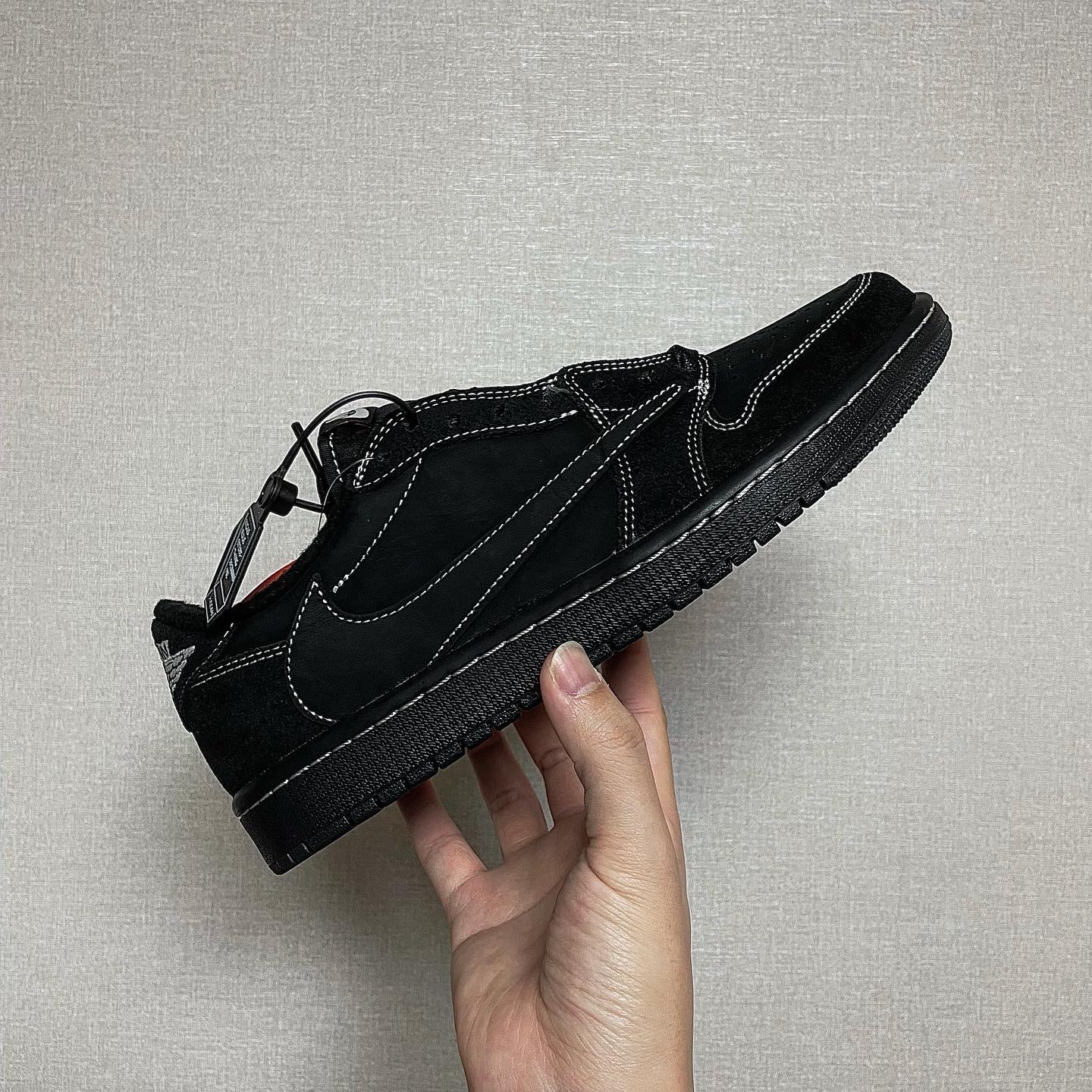 Jordan 1 x Travis Scott Retro Low OG SP Black Phantom 착용 스타일 - 2