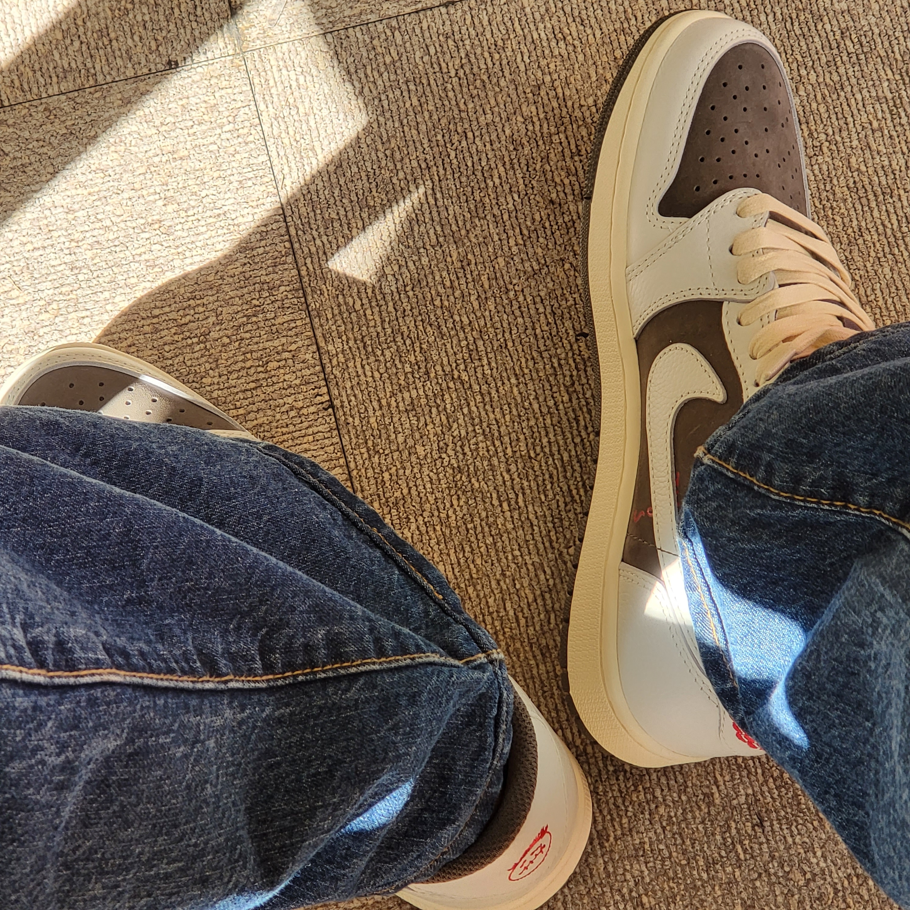 Jordan 1 x Travis Scott Retro Low OG SP Sail and Ridgerock 착용 스타일