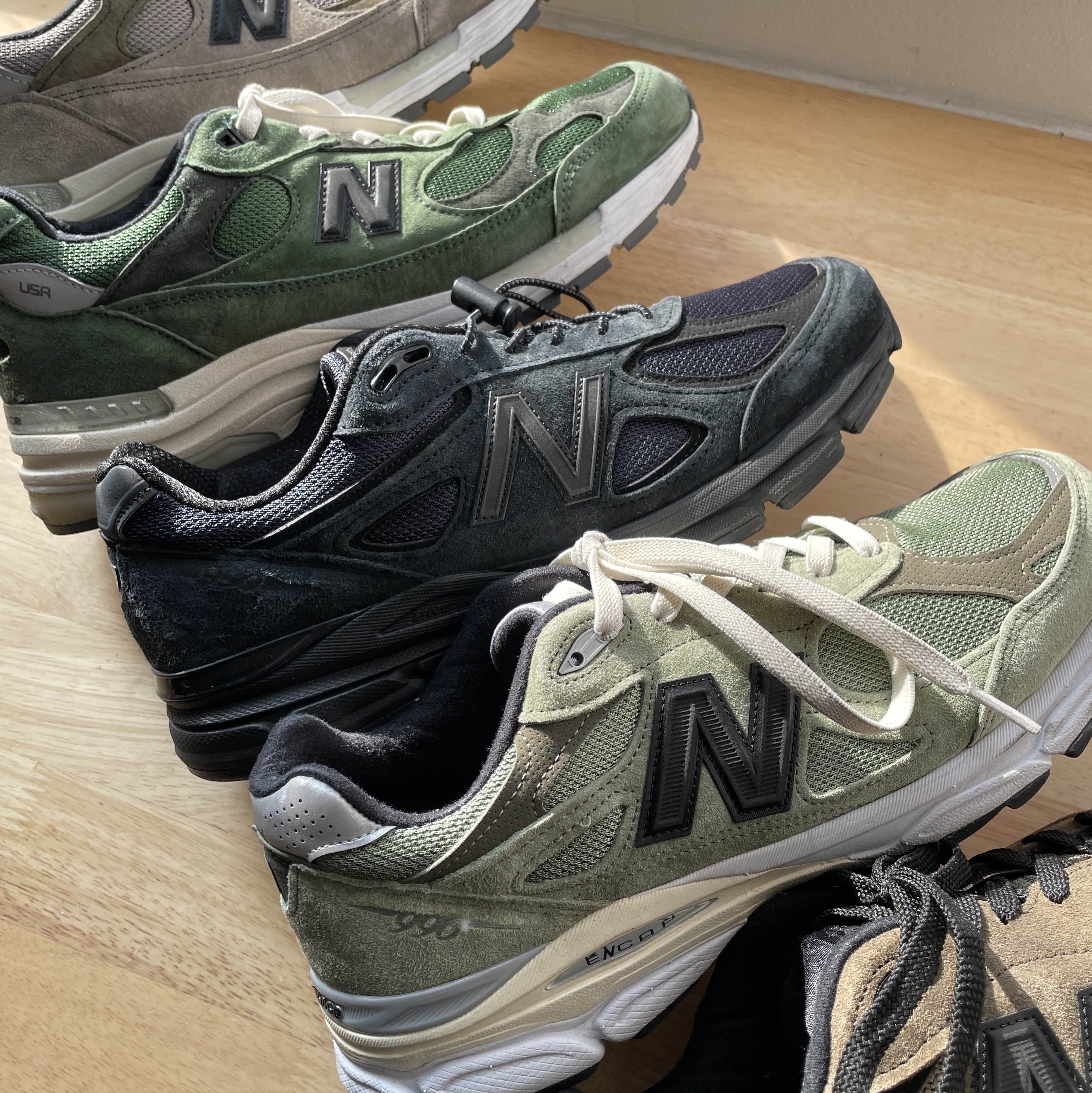 New Balance x JJJJound 990v3 Olive, New Balance x JJJJound 990v3 Brown Black 착용 스타일 - 3