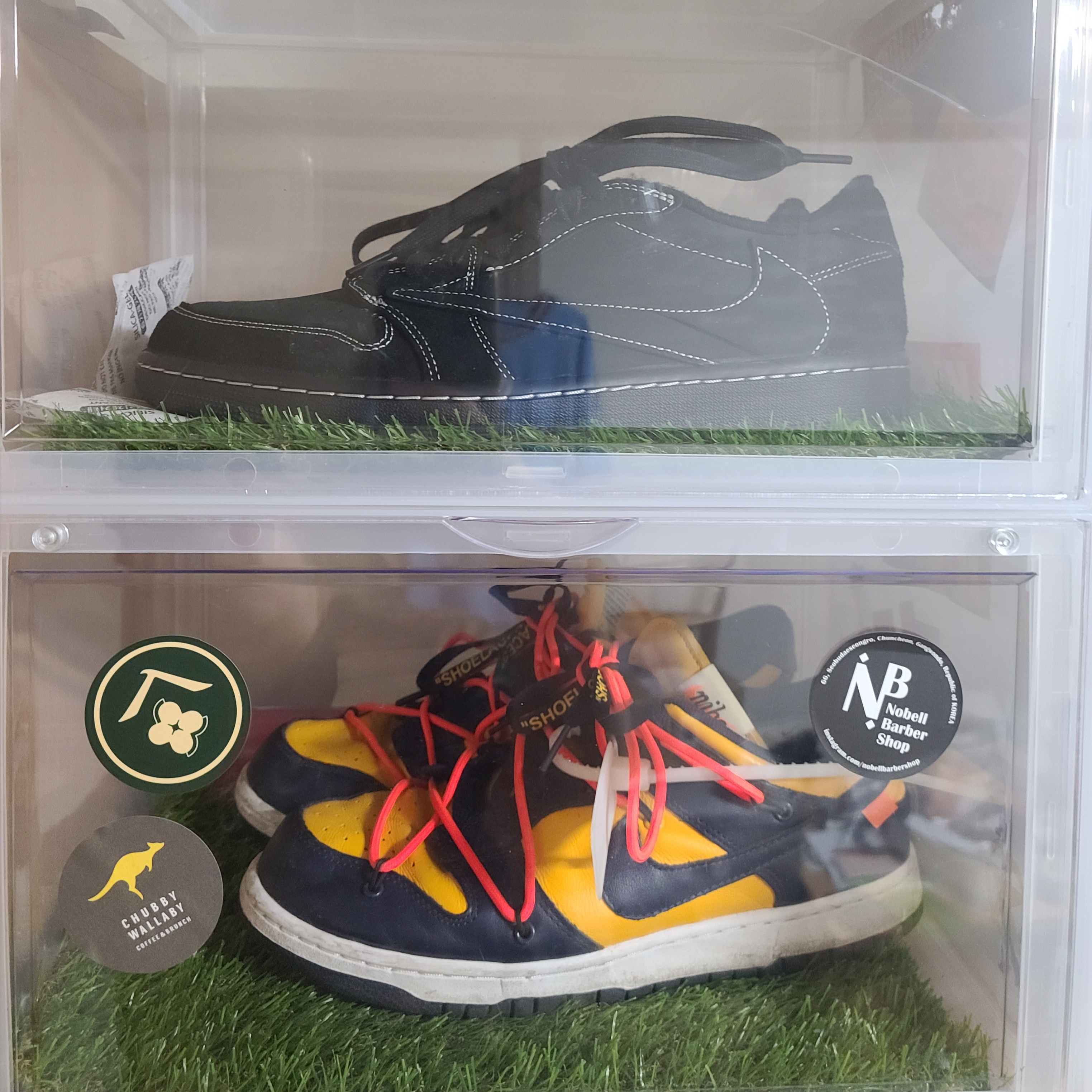 Jordan 1 x Travis Scott Retro Low OG SP Black Phantom, Nike x Off-White Dunk Low University Gold Midnight Navy 착용 스타일 - 1
