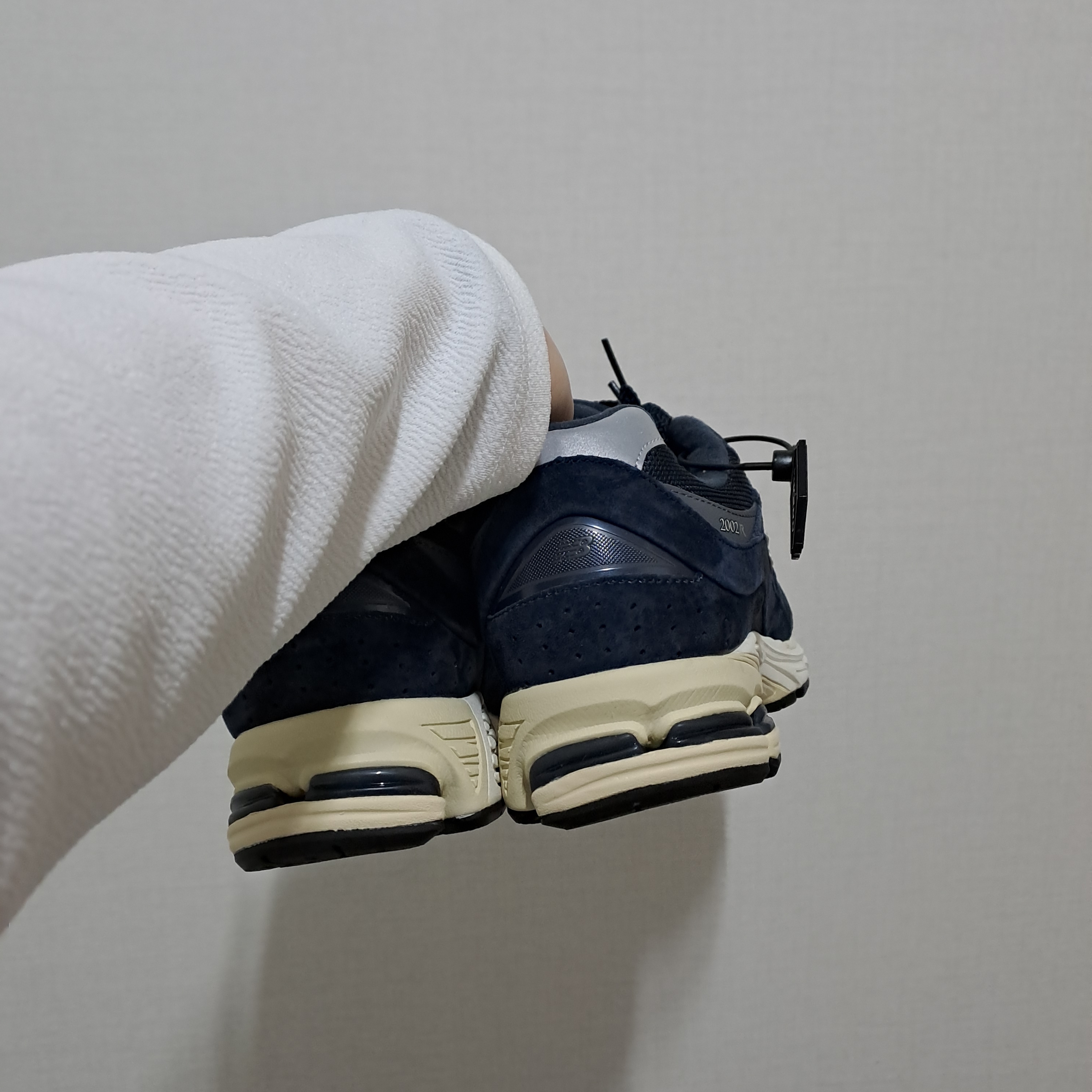 New Balance 2002R Eclipse Castlerock 착용 스타일 - 4